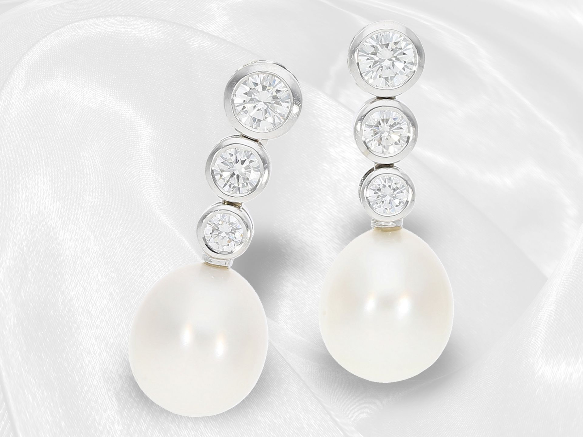 Earrings: decorative, very high quality vintage stud earrings with fine diamonds and cultured pearls