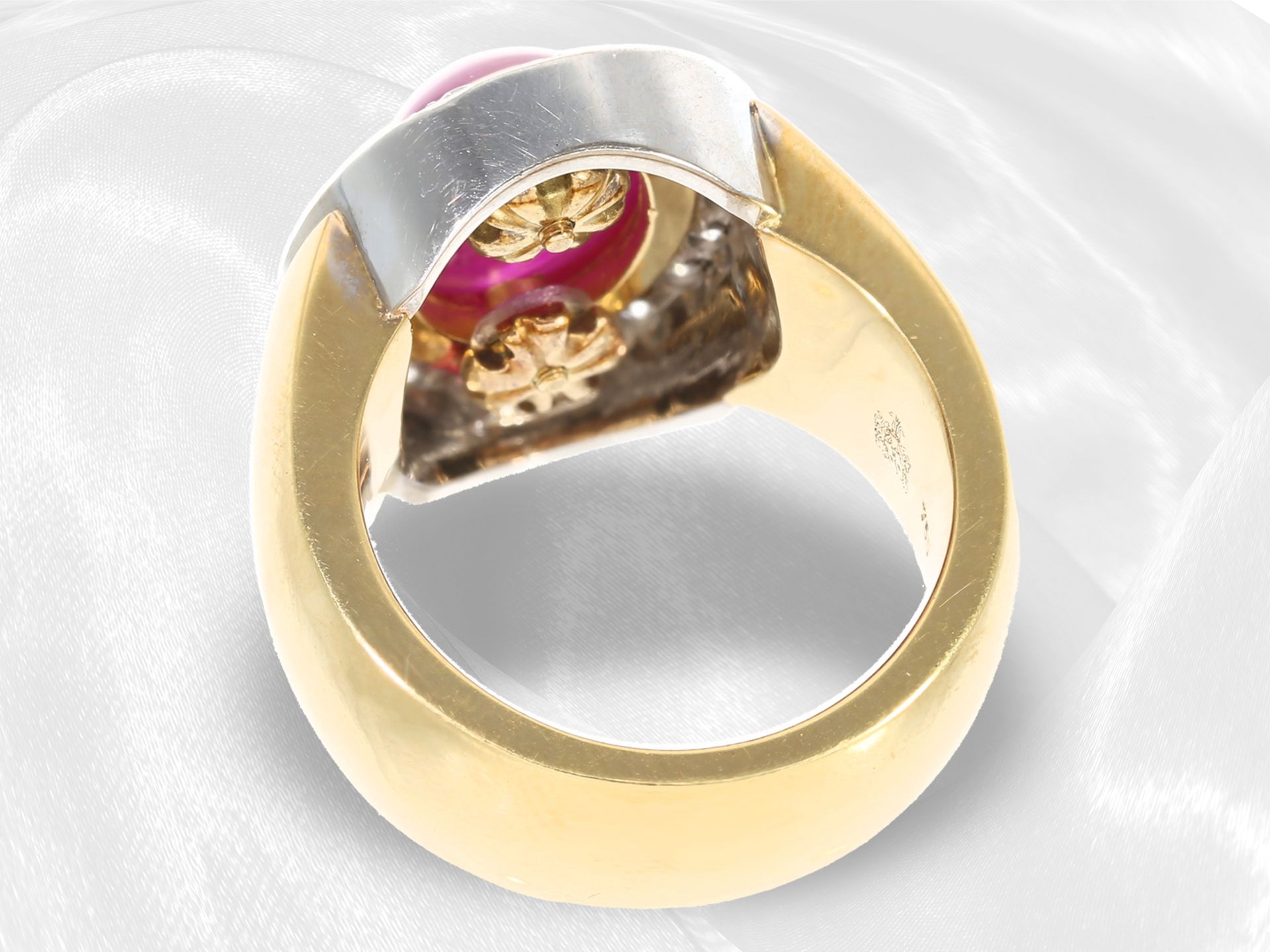 Ring: raffiniert gearbeiteter Rubin/Saphir/Smaragd-Wechselring mit Brillanten, 18K Gold, Manufaktur  - Bild 5 aus 5