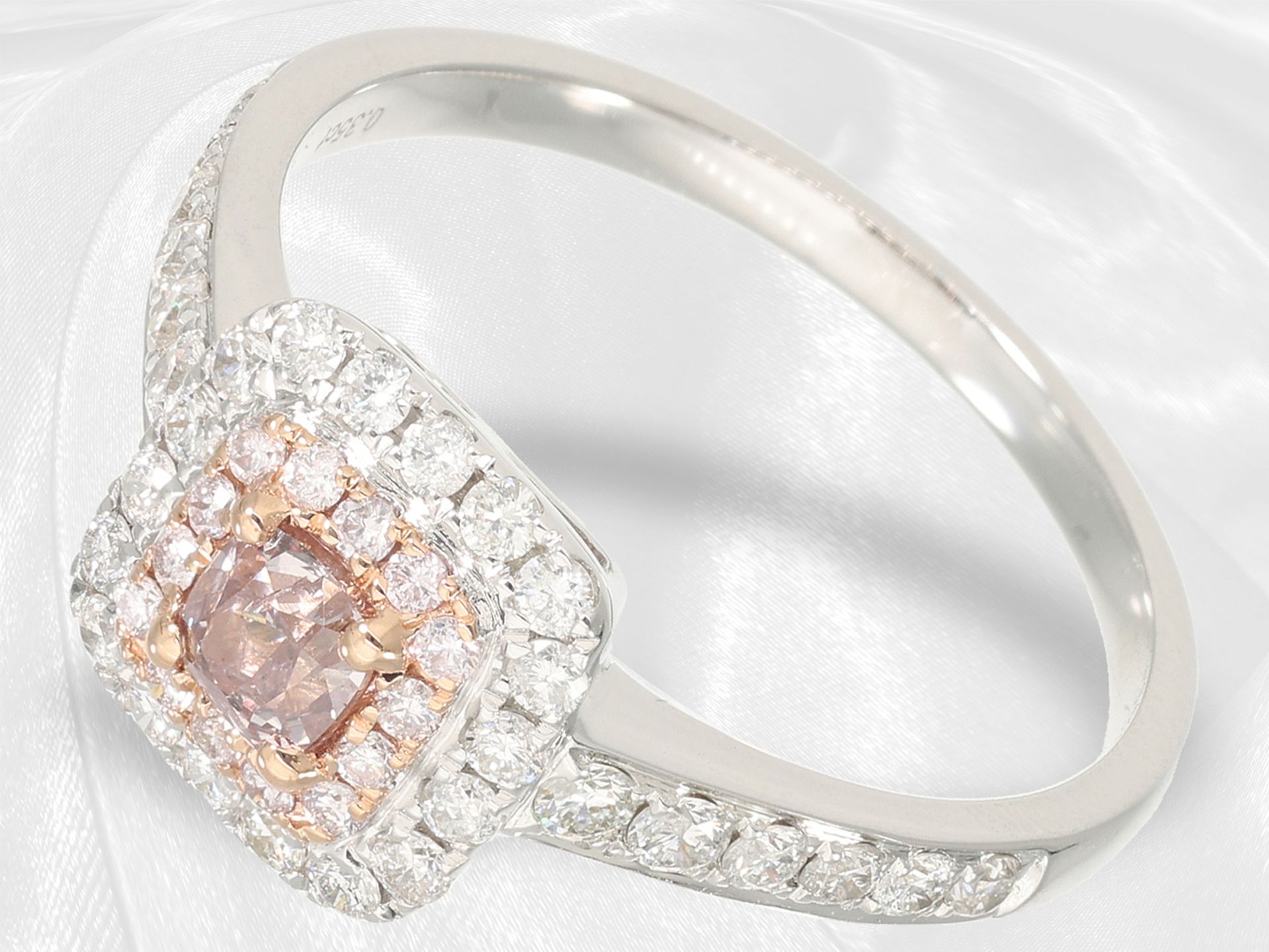 Ring: moderner Brillantring mit einem pinken Fancy Diamant von ca. 0,35ct