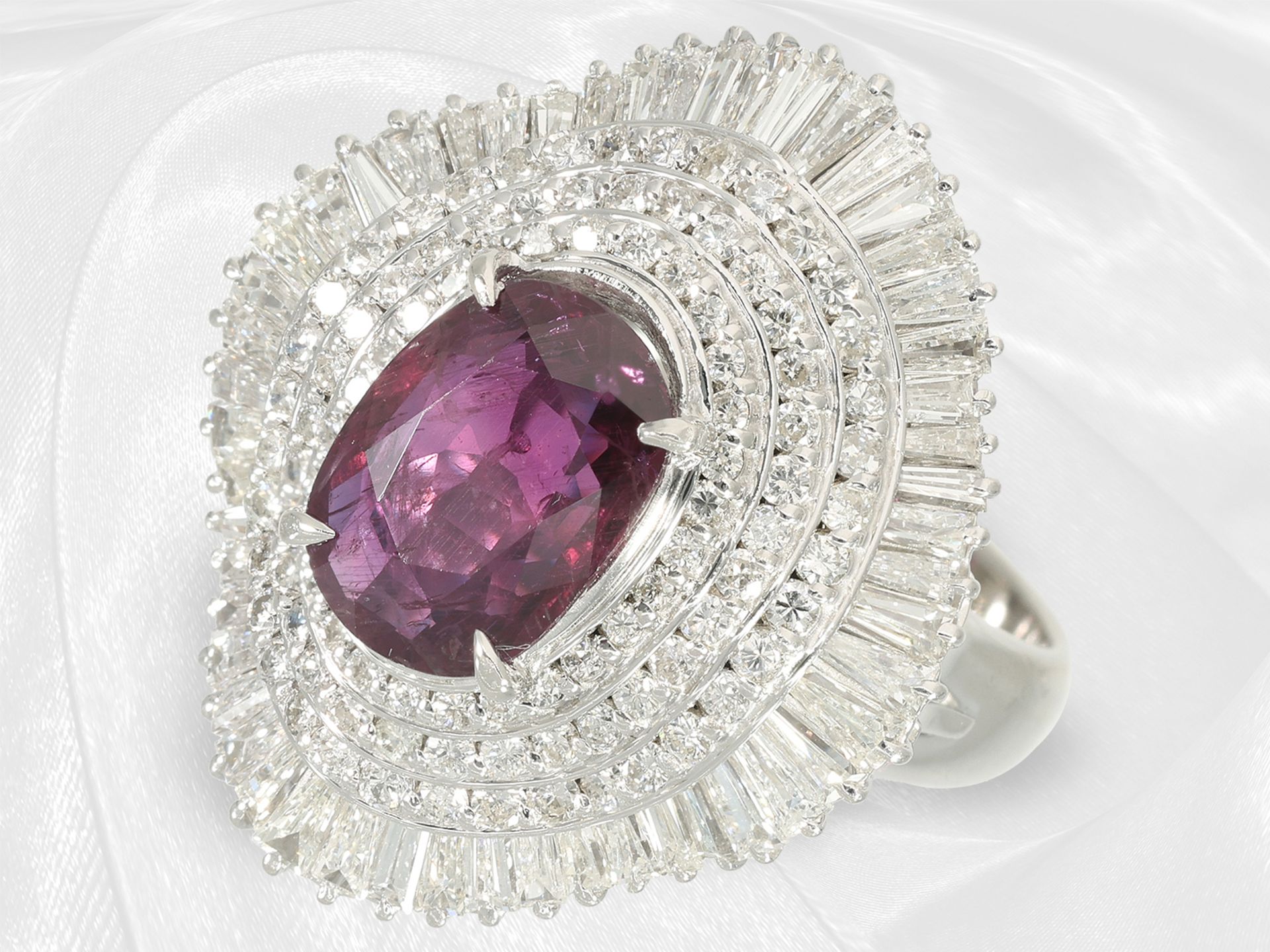 Ring: ehemals sehr teurer, hochfeiner Rubin/Diamant-Ballerina-Cocktailring, Platin, ca. 5,17ct - Bild 5 aus 7