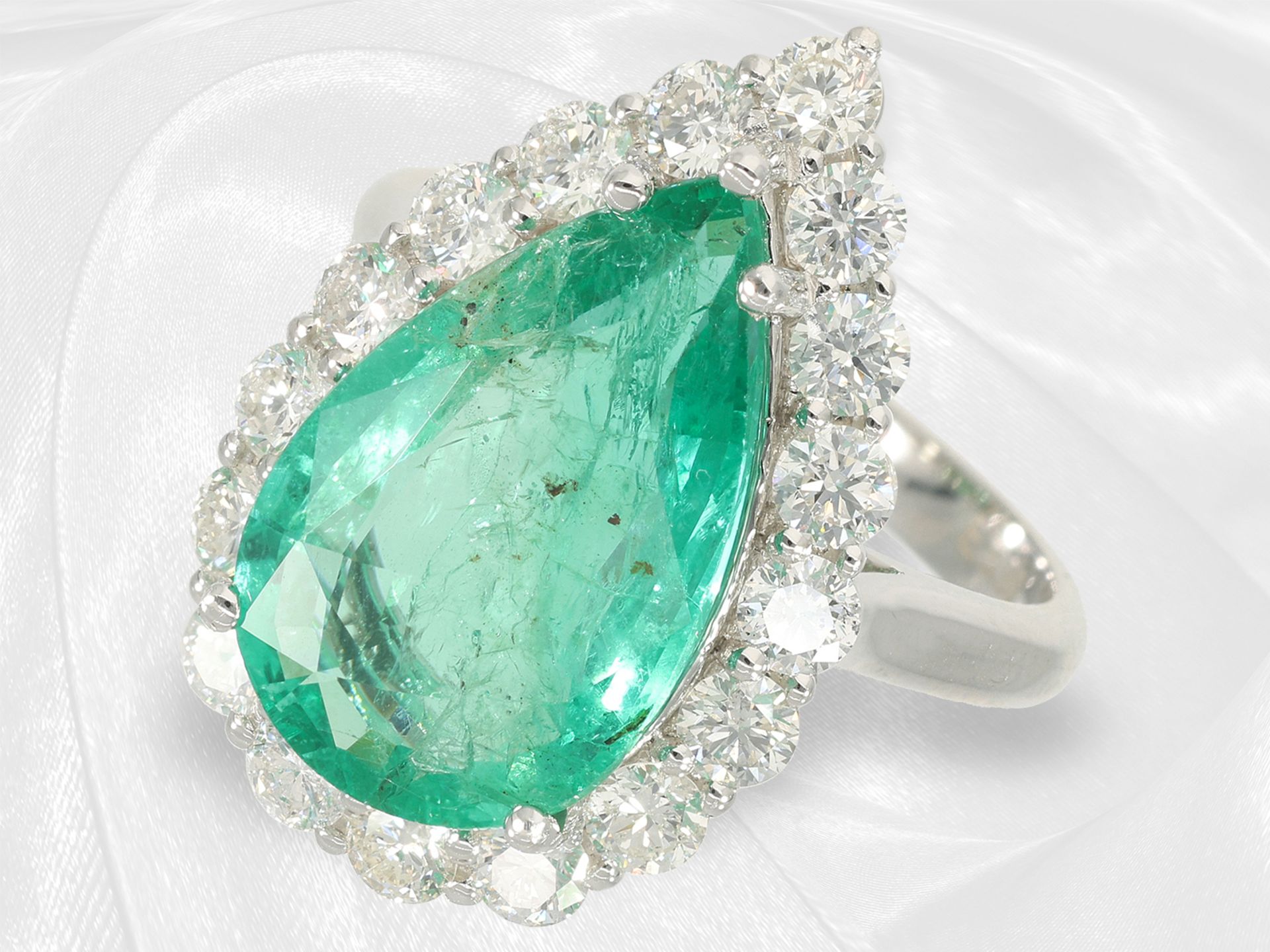 Ring: very decorative 18K white gold emerald/brilliant-cut diamond goldsmith ring, drop emerald of a - Image 4 of 5