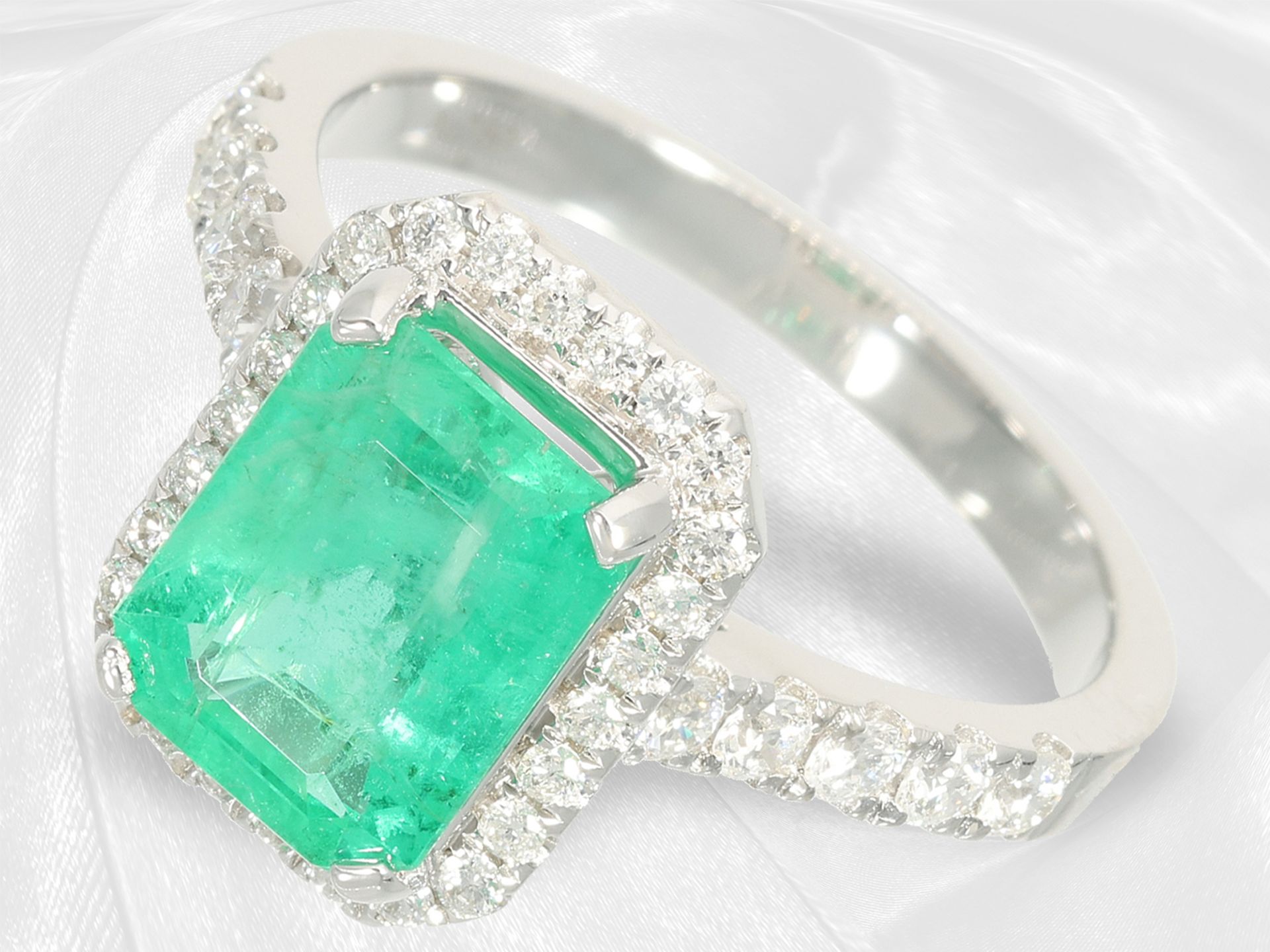 Unworn emerald/brilliant-cut diamond goldsmith ring, bright green emerald of approx. 2.3ct, 18K whit