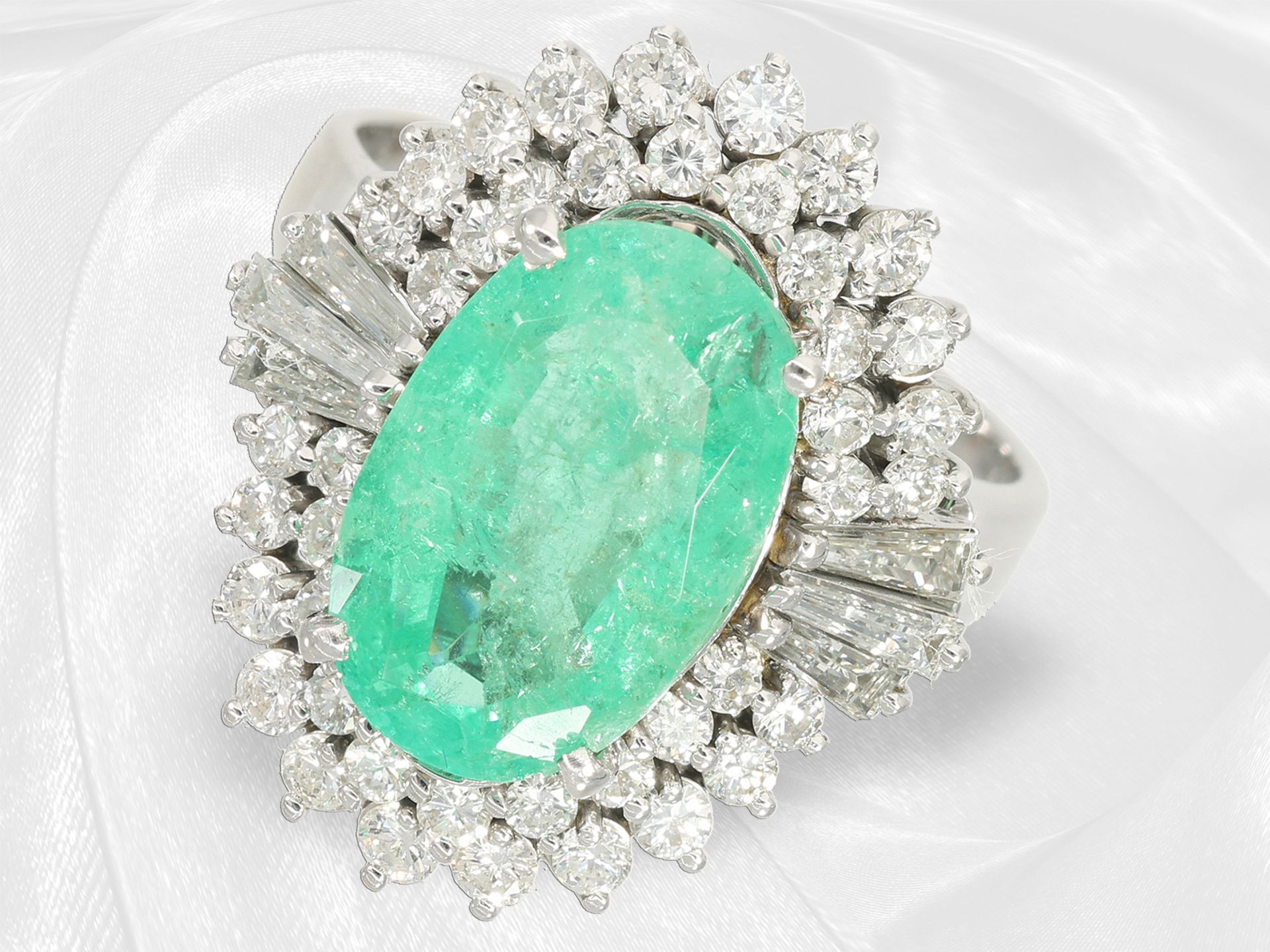 Very decorative and fancy vintage emerald/brilliant-cut blossom ring, approx. 5.63ct, 18K white gold