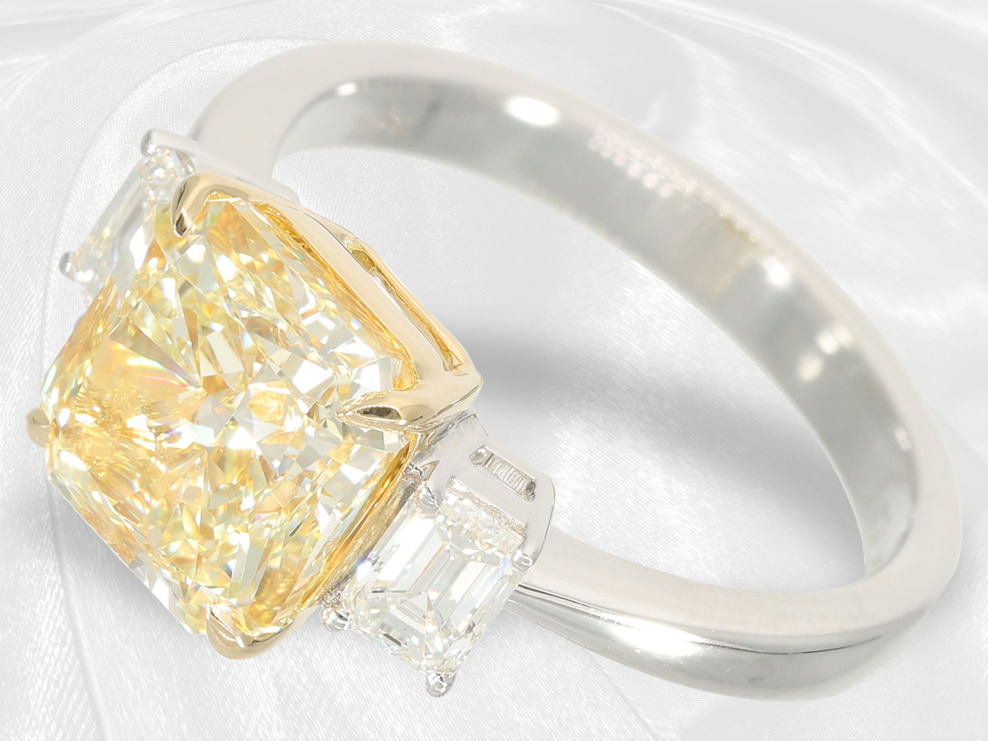 Ring: very fine fancy brilliant-cut diamond ring of very rare colour, 4.02ct, GIA Report