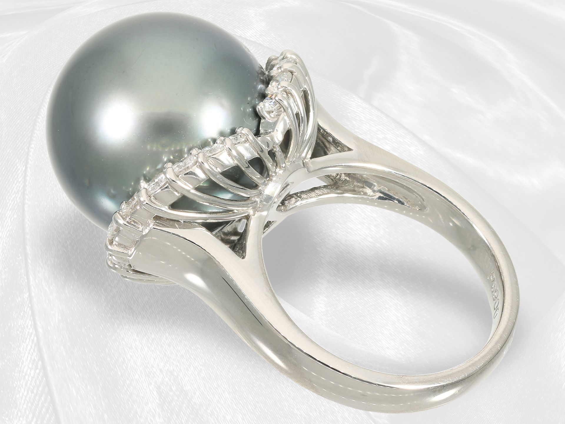 Ring: Platinring mit Brillantbesatz und einer außergewöhnlichen Perle "Black Lipped Tahiti" 15,5mm - Bild 4 aus 6