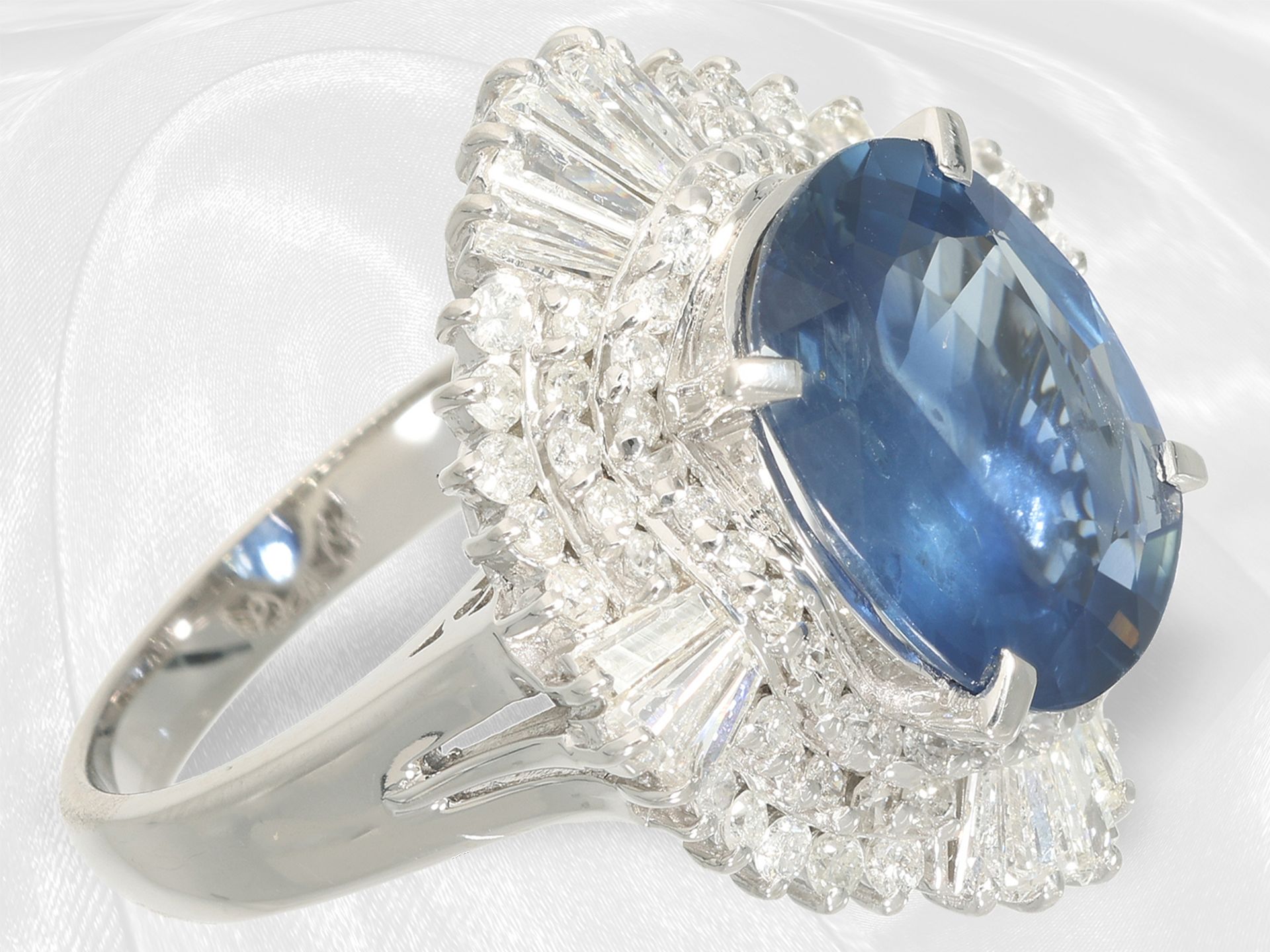 Ring: extremely high-quality ballerina ring, platinum, large sapphire, abundant diamond setting, IGI - Image 5 of 8