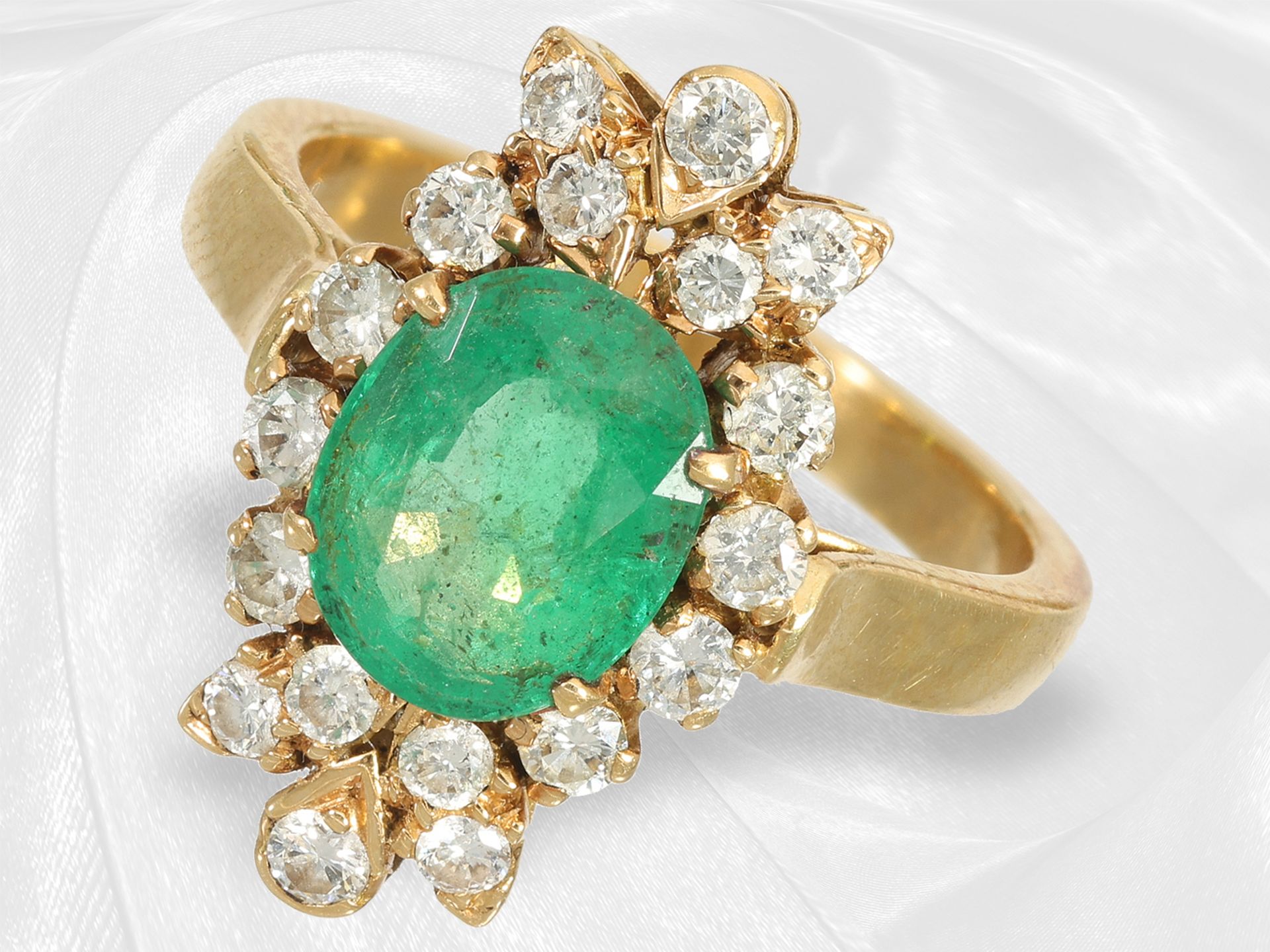 Necklace/ring/earrings: extremely high quality emerald/brilliant-cut diamond set in original case, a - Image 7 of 10