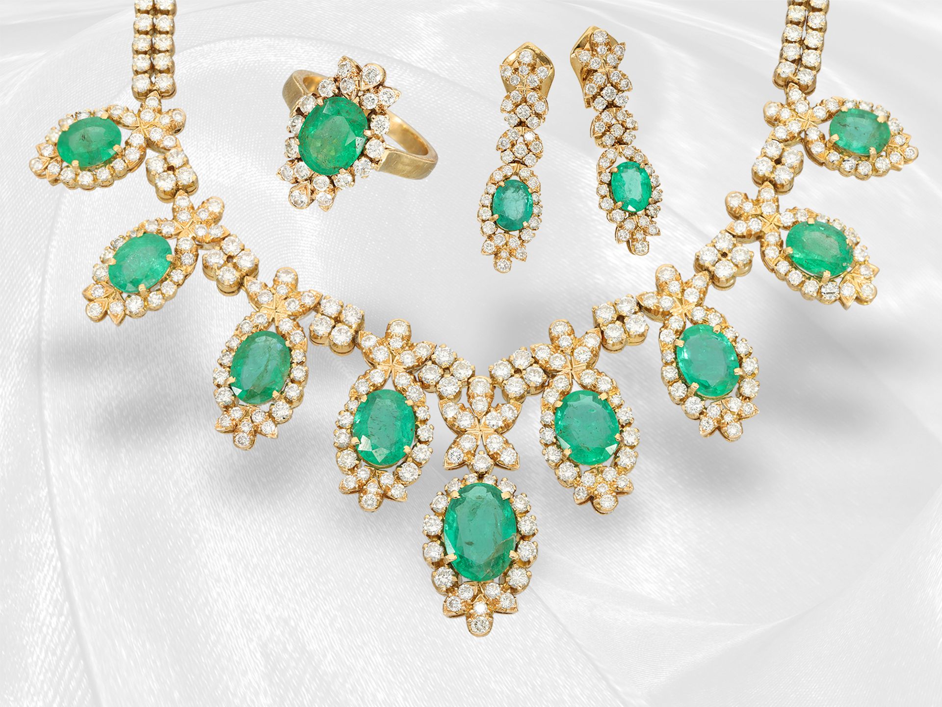 Necklace/ring/earrings: extremely high quality emerald/brilliant-cut diamond set in original case, a - Image 8 of 10