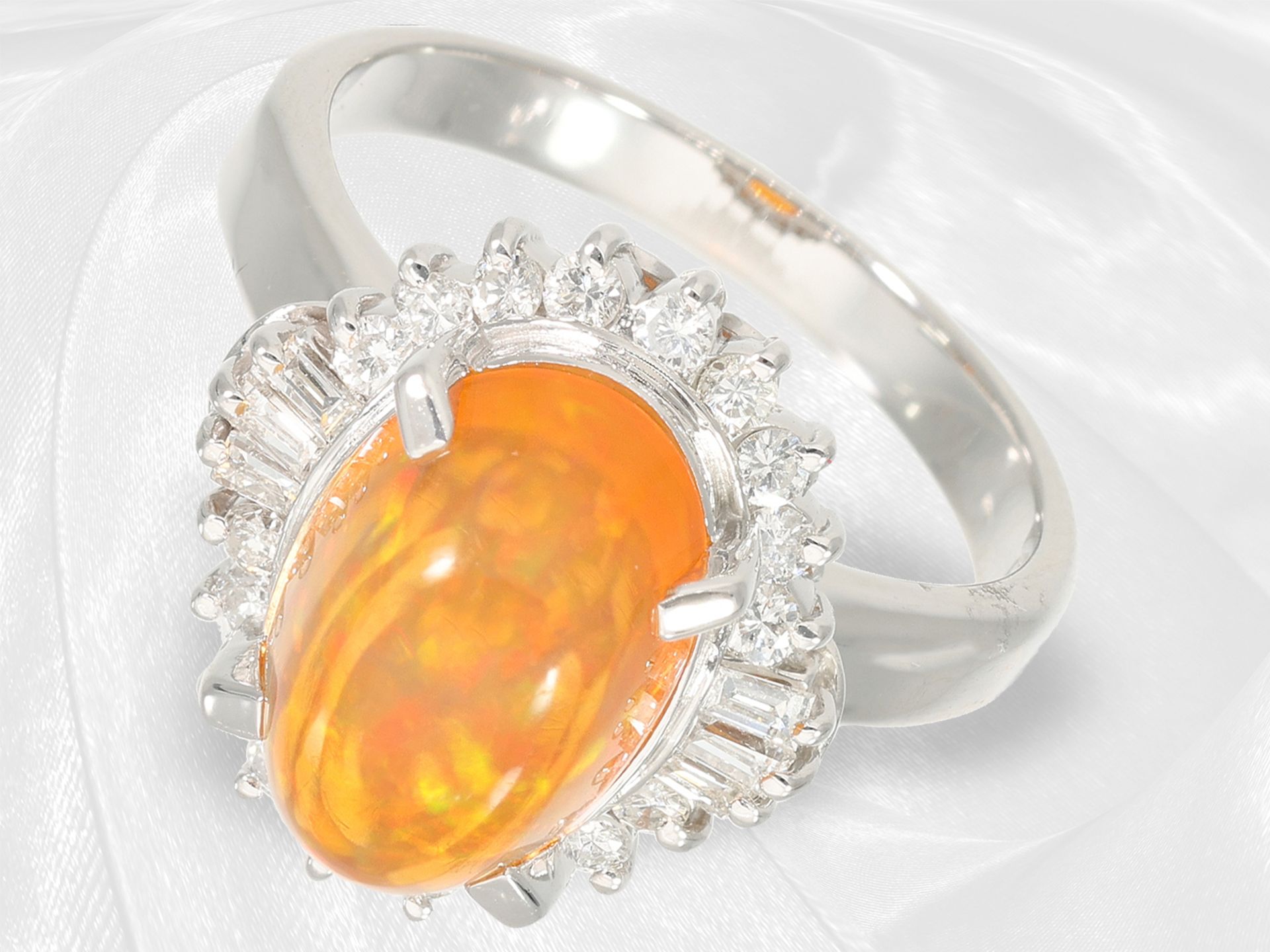 Ring: hochfeiner, neuwertiger Platinring mit großem Feueropal und feinem Diamantbesatz