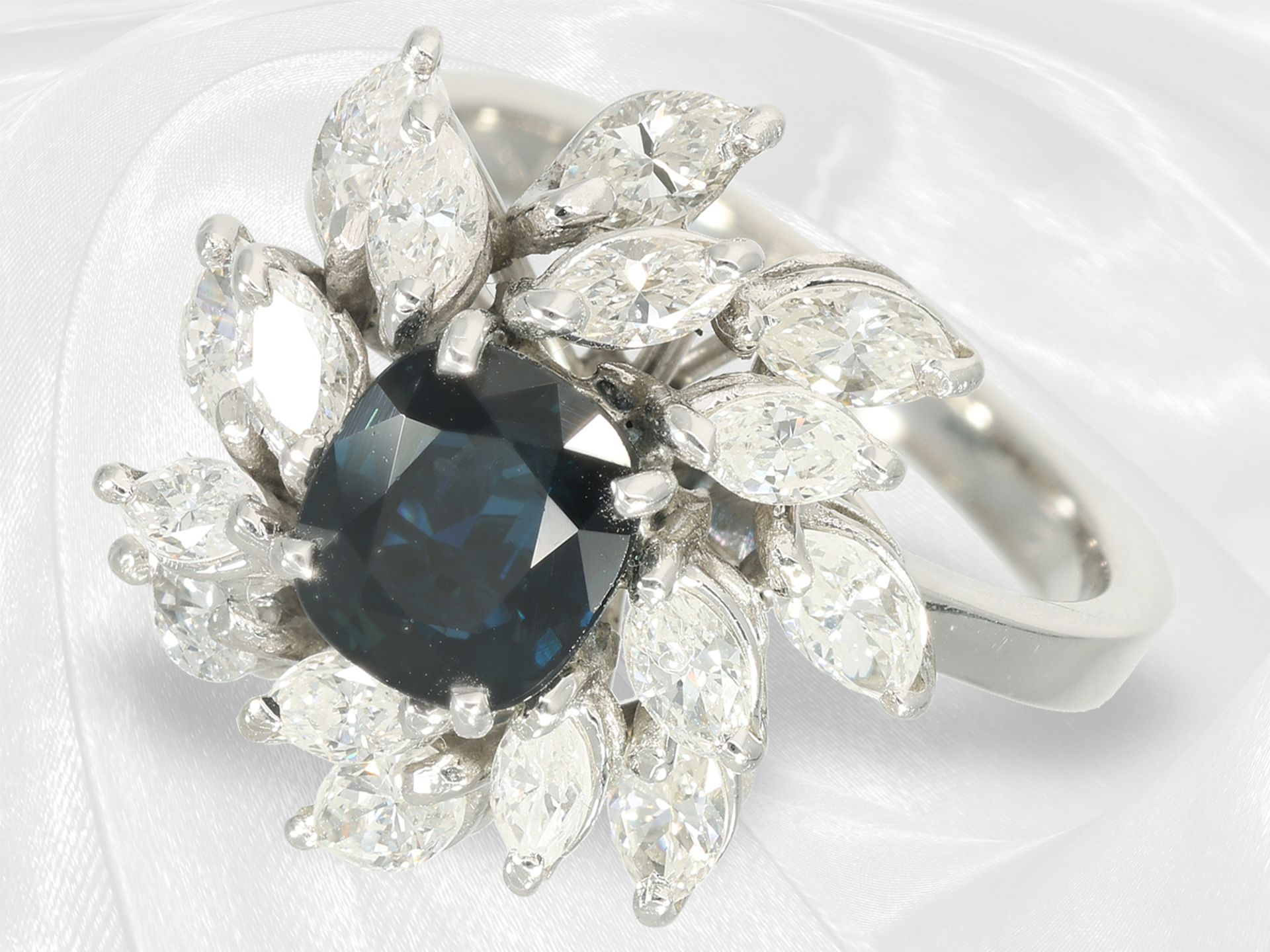 Ring: high-quality blossom ring with beautiful sapphire and brilliant-cut diamonds, approx. 3.36ct - Image 5 of 5