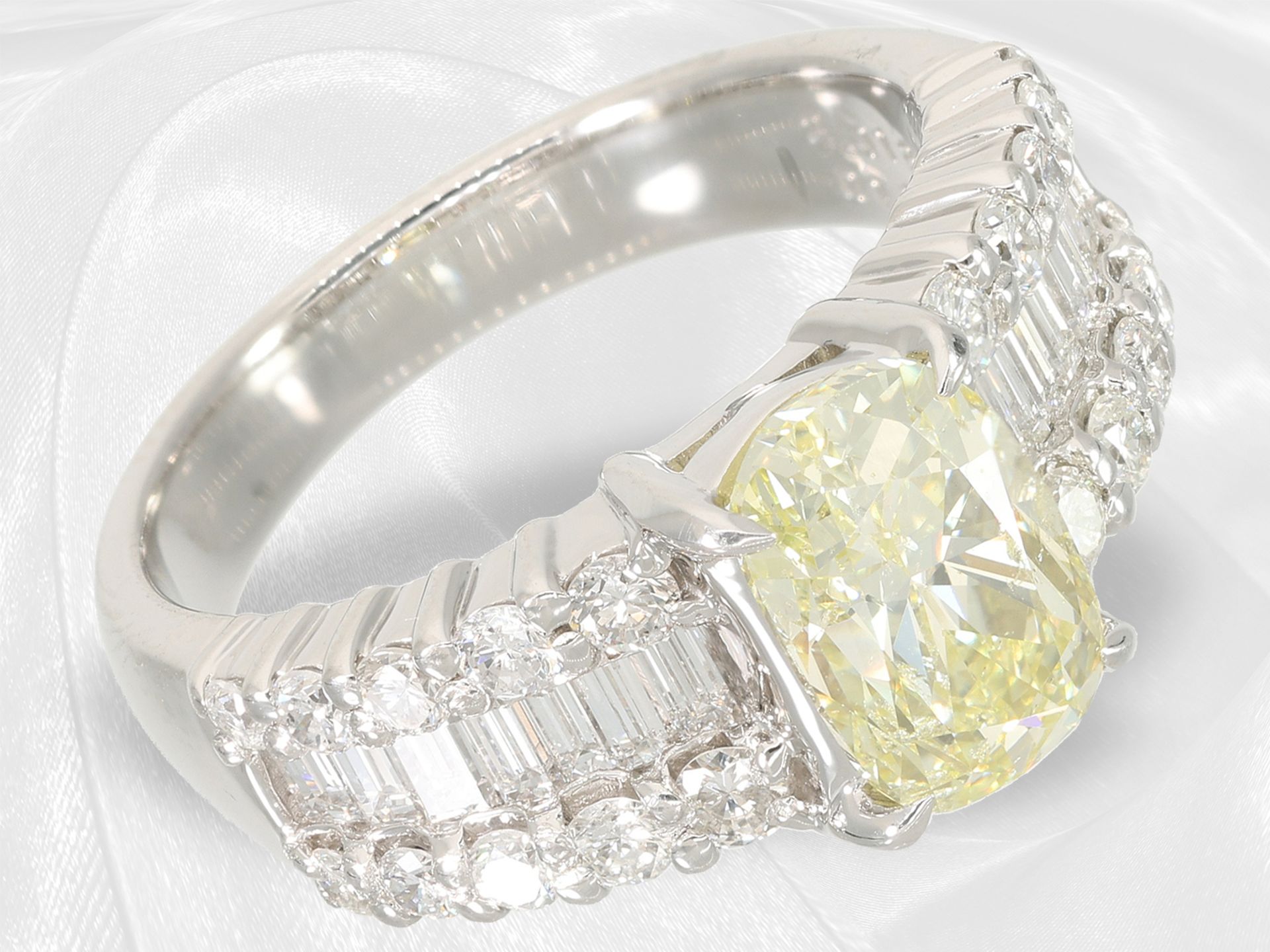 Ring: exclusive platinum ring with fancy diamond of approx. 2.018ct, like new, original price approx - Image 3 of 5