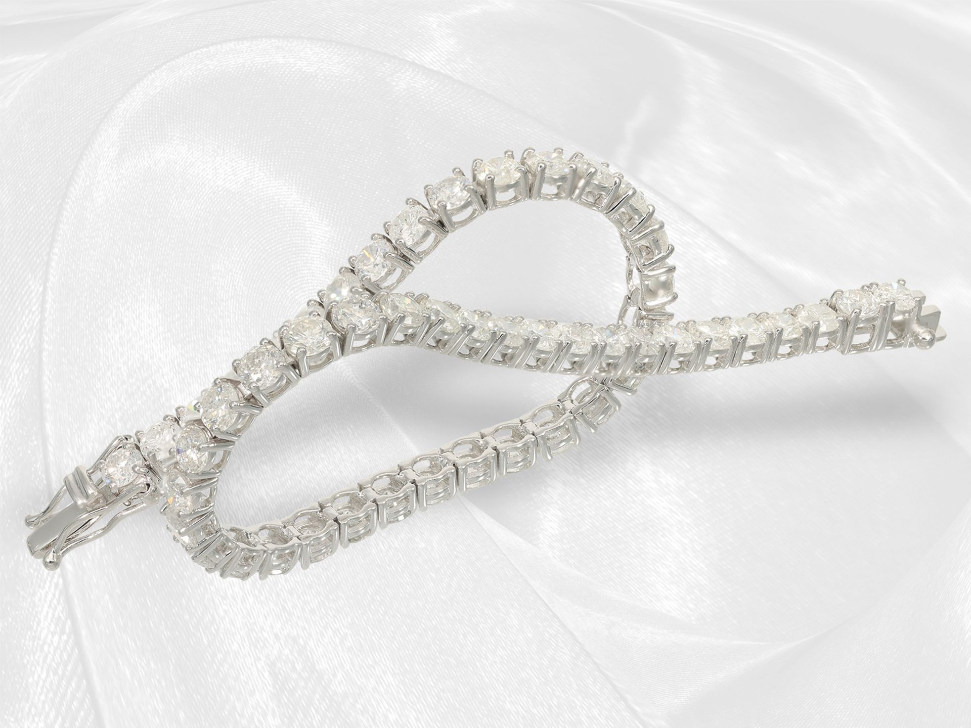 Bracelet: white gold tennis bracelet with 51 x 0.175ct white brilliant-cut diamonds, approx. 9ct - Image 4 of 6