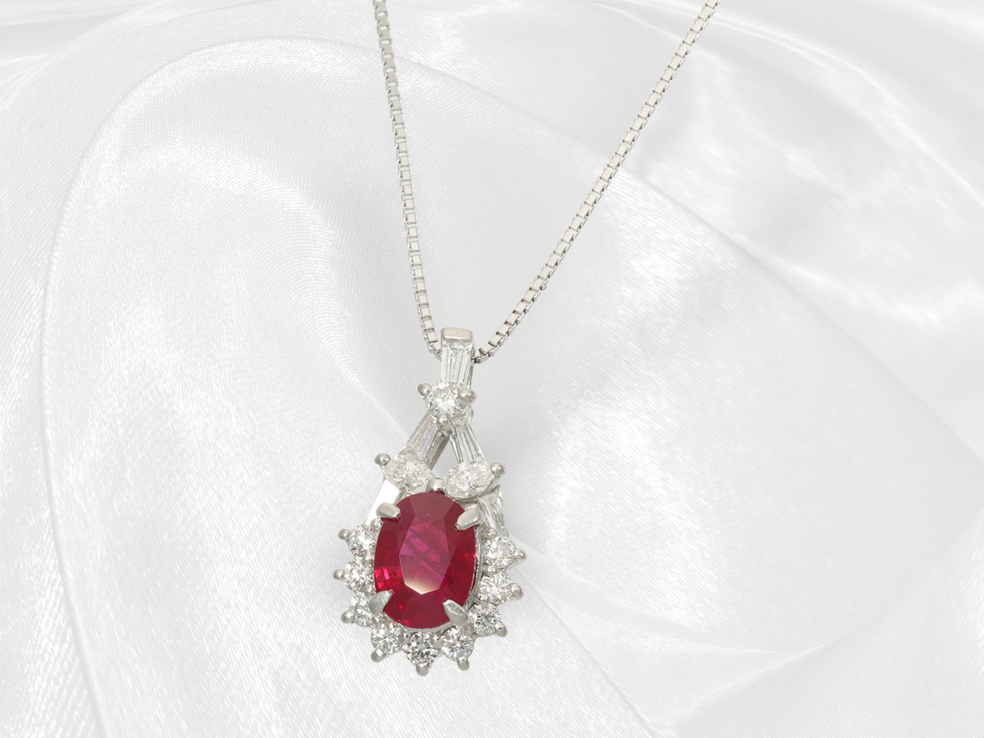 Necklace/pendant: extremely fine platinum jewellery, extremely rare Burma Ruby 2ct "Vivid Red-Pigeon - Image 3 of 4