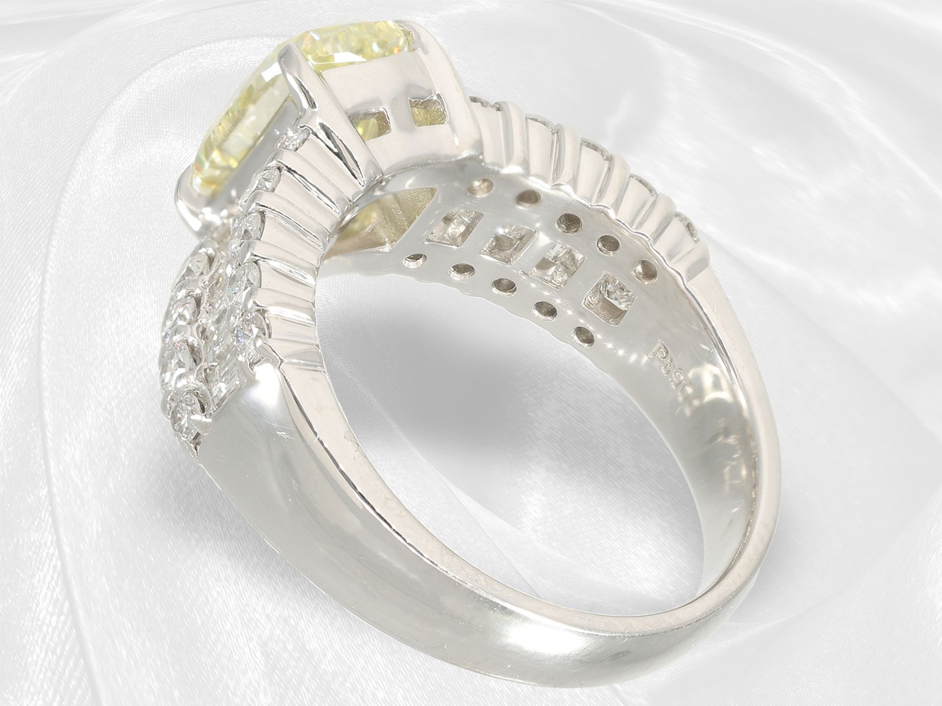 Ring: exclusive platinum ring with fancy diamond of approx. 2.018ct, like new, original price approx - Image 4 of 5