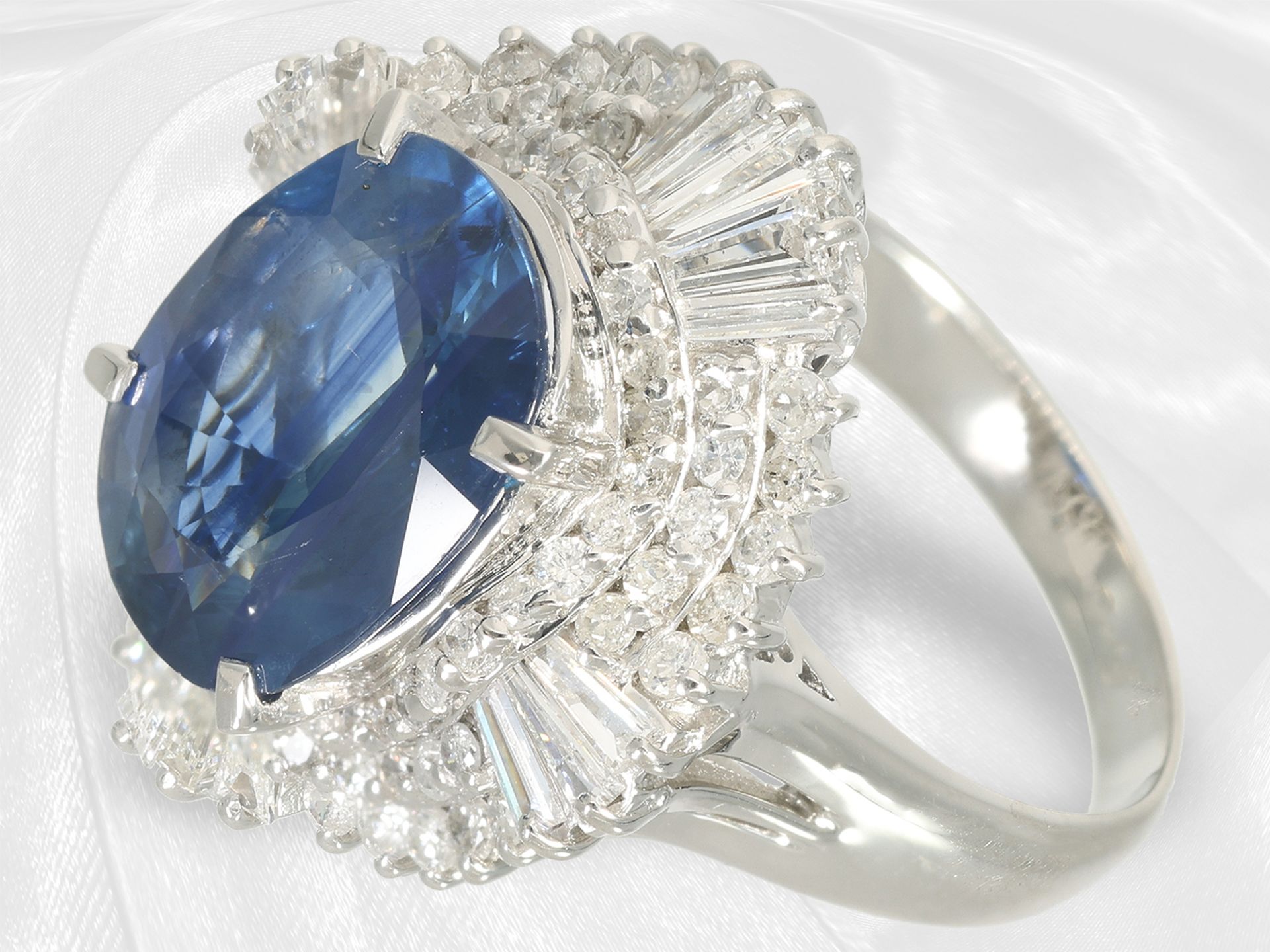 Ring: extremely high-quality ballerina ring, platinum, large sapphire, abundant diamond setting, IGI - Image 6 of 8