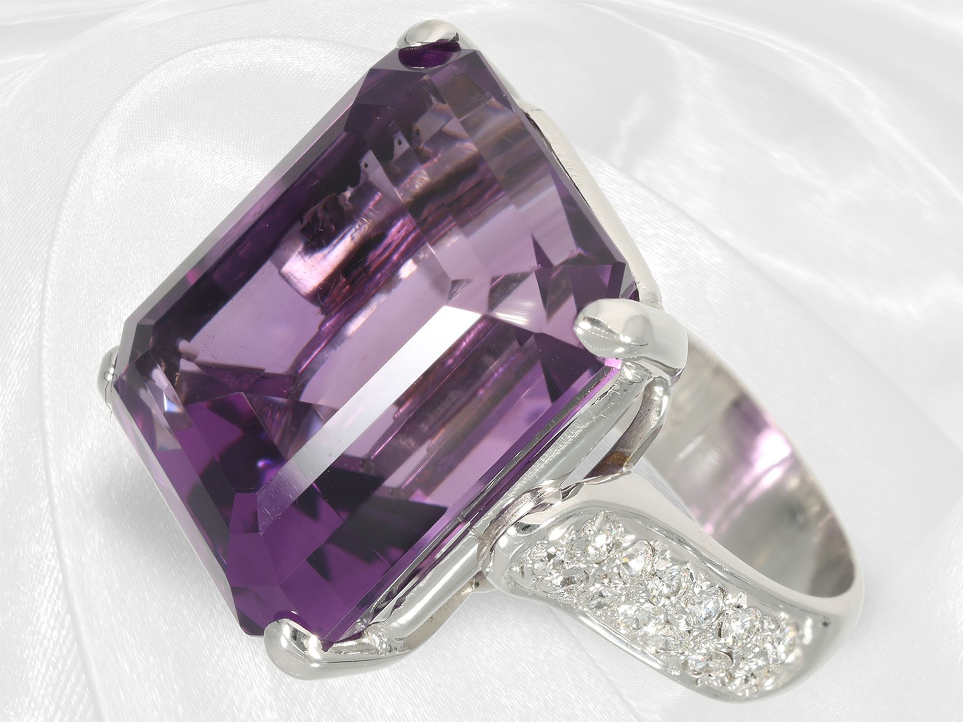 Ring: schöner, neuwertiger und moderner Goldschmiedering mit Amethyst-/Brillantbesatz, 14K Weißgold - Bild 2 aus 5