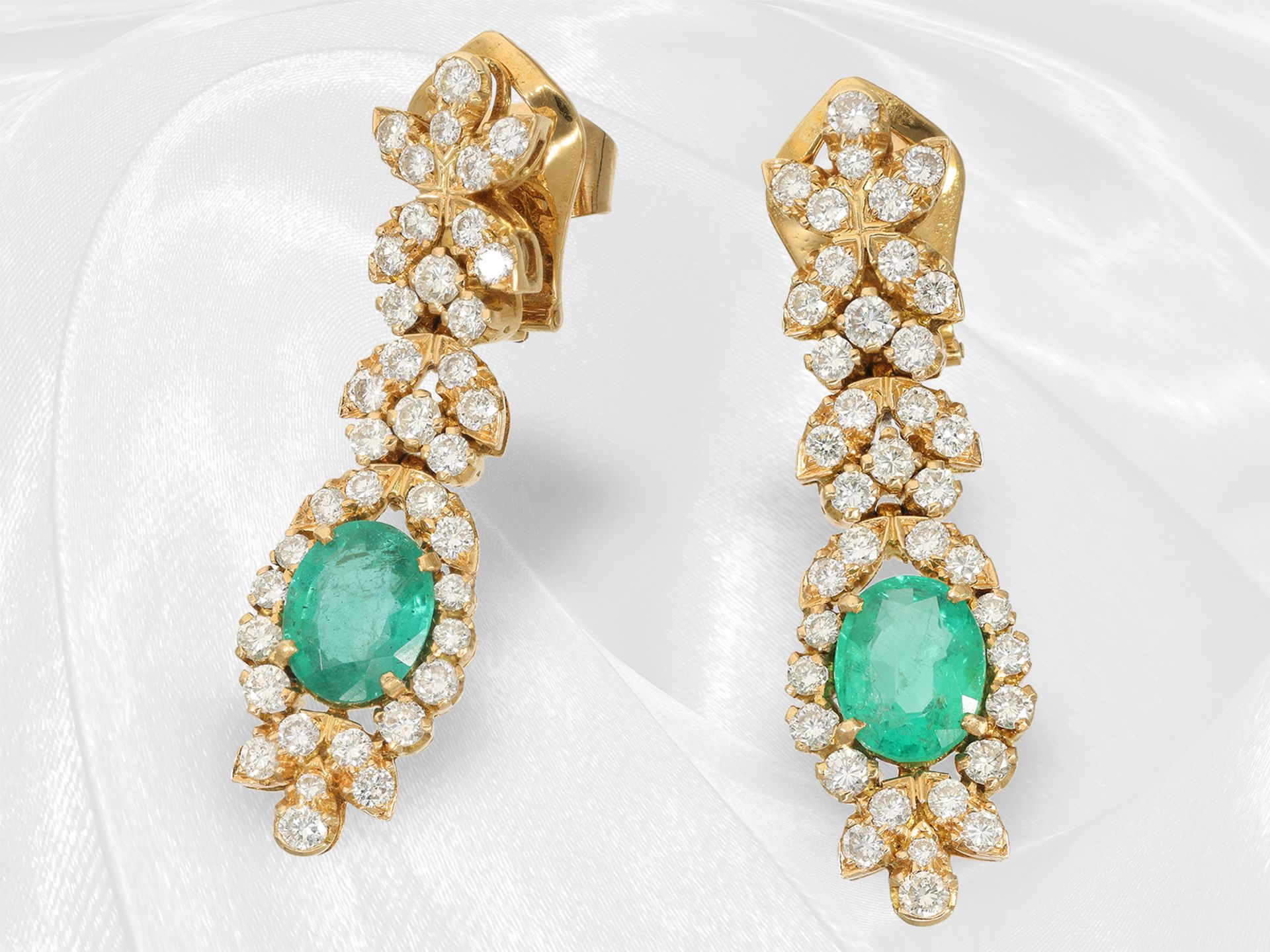 Necklace/ring/earrings: extremely high quality emerald/brilliant-cut diamond set in original case, a - Image 9 of 10
