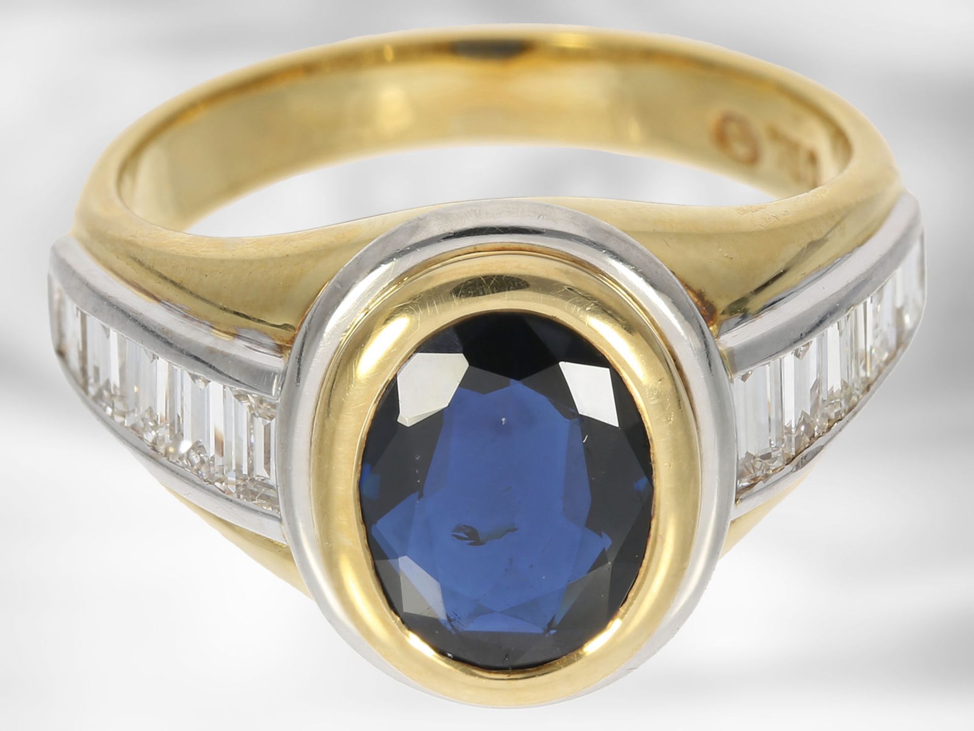 Ring: neuwertiger klassischer Saphirring mit Diamanten, insgesamt ca. 3,48ct, Hofjuwelier Roesner - Bild 4 aus 4