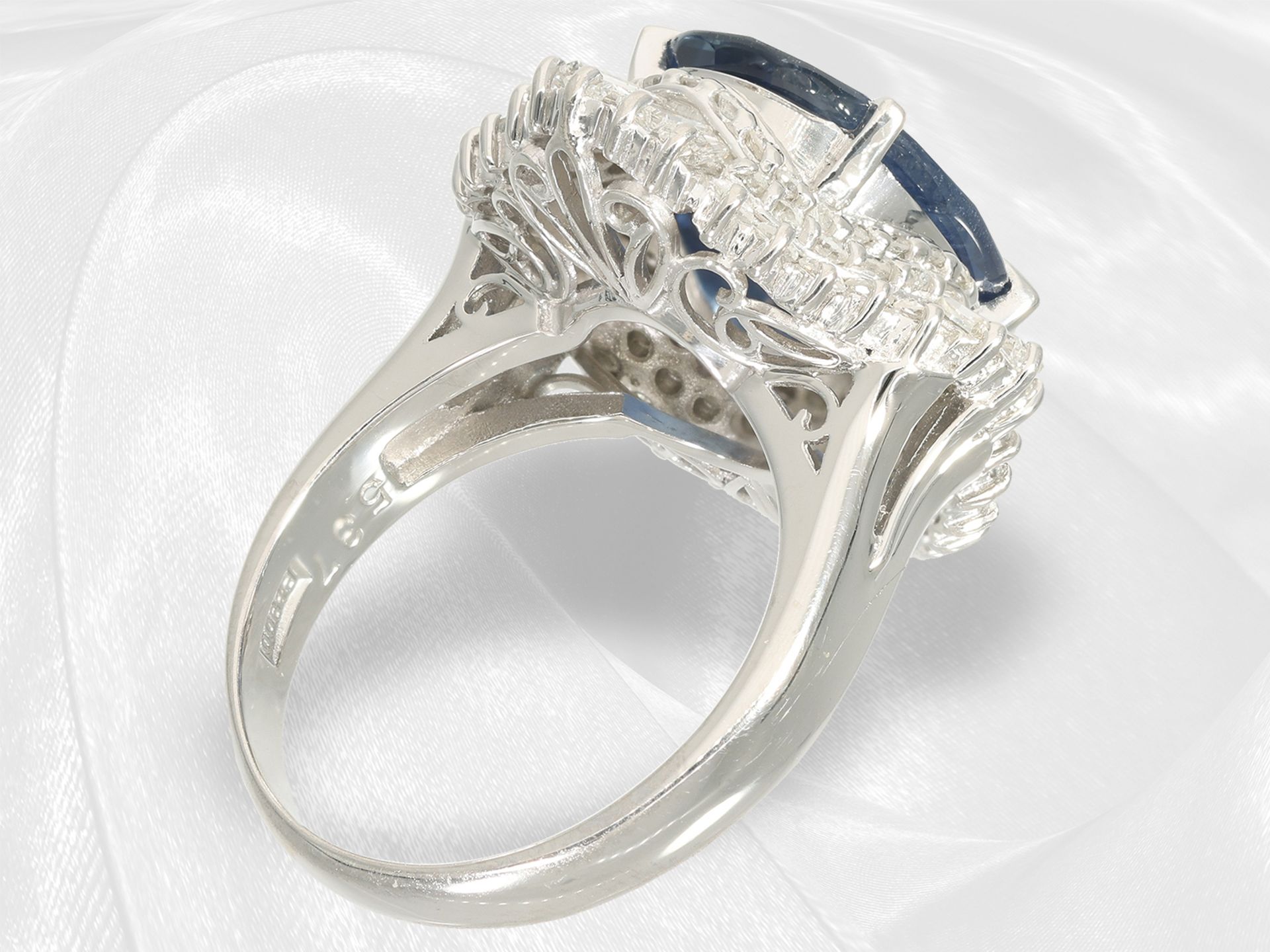 Ring: extremely high-quality ballerina ring, platinum, large sapphire, abundant diamond setting, IGI - Image 7 of 8