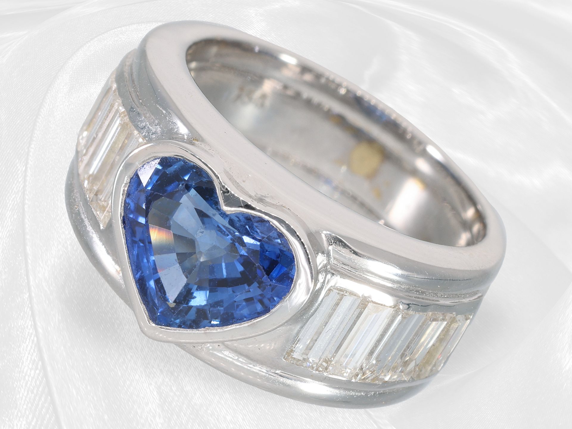Ring: moderne und äußerst solide Goldschmiedearbeit mit einem Herz-Saphir von ca. 4ct und feinen Dia