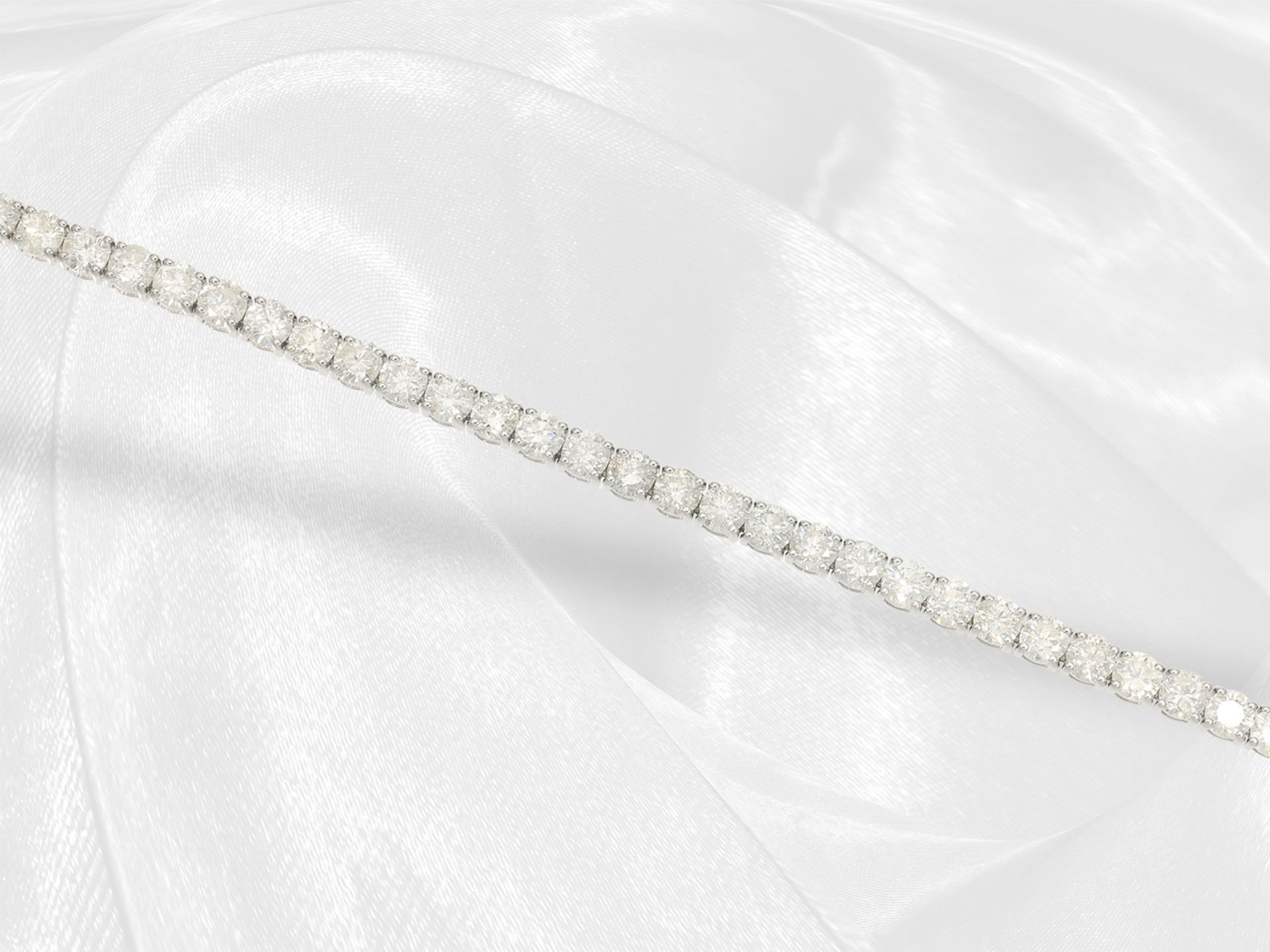 Bracelet: white gold tennis bracelet with 51 x 0.175ct white brilliant-cut diamonds, approx. 9ct - Image 5 of 6