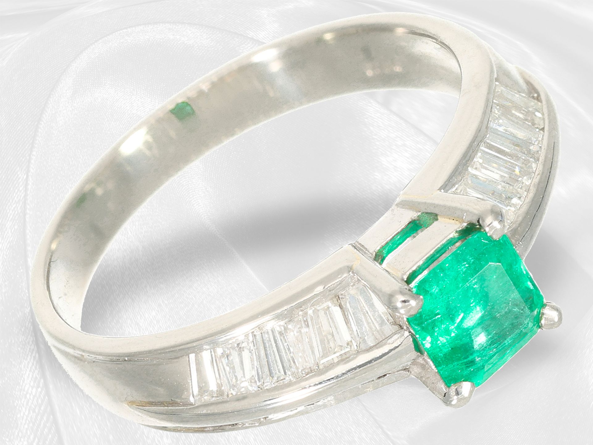 Ring: eleganter, neuwertiger Platinring mit Smaragd und Trapez-Diamanten - Bild 3 aus 5