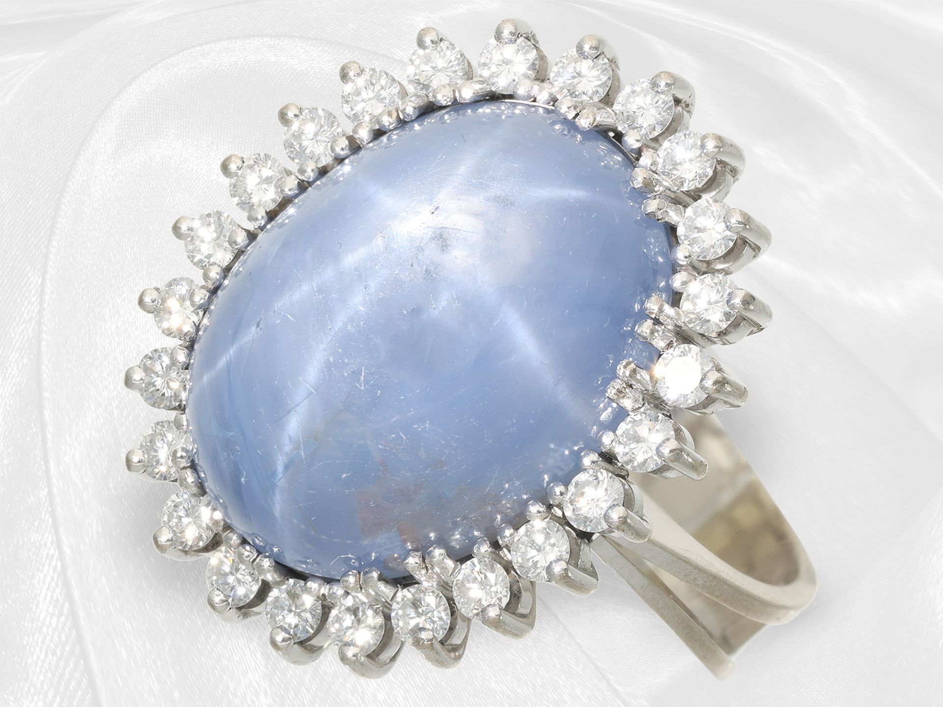 High-quality vintage goldsmith's ring with exceptionally large, untreated star sapphire of approx. 4 - Image 2 of 2