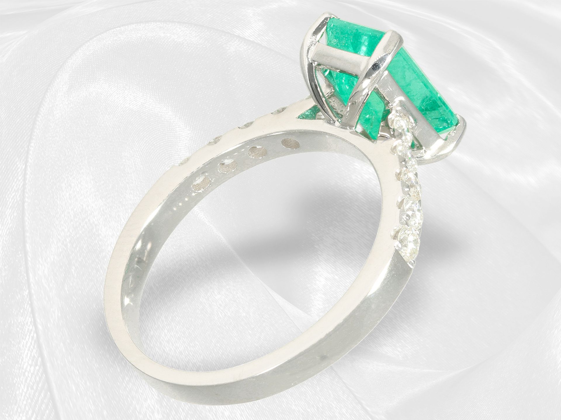 Unworn white gold goldsmith's ring with a bright green emerald and beautiful brilliant-cut diamonds - Image 5 of 5