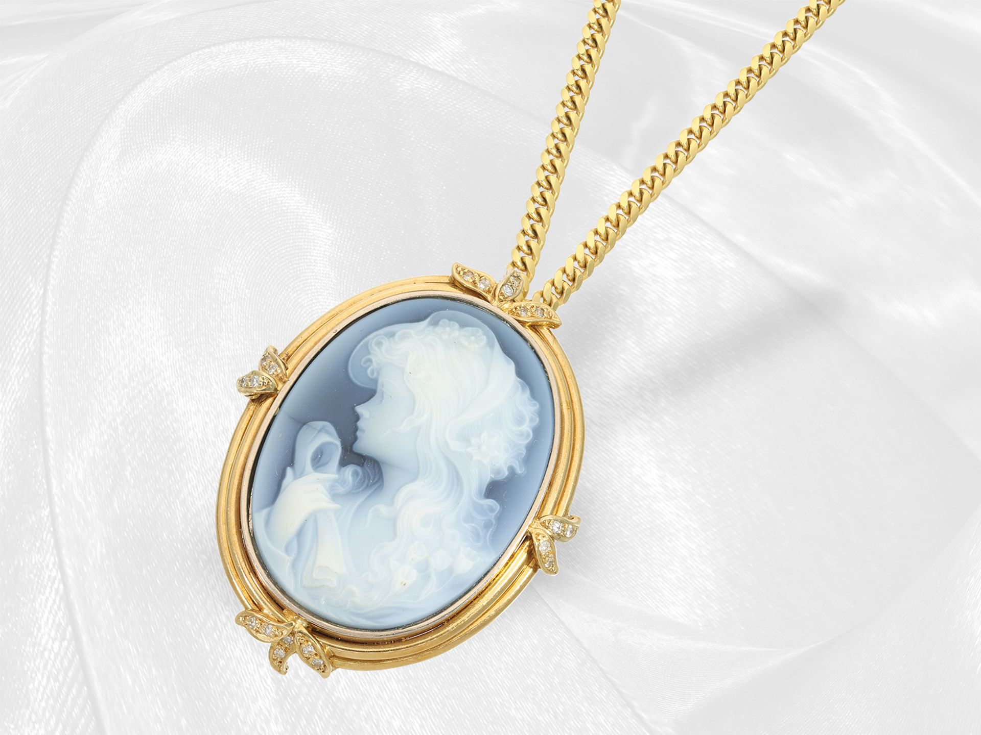 Solid chain and very beautiful handmade gold 18K cameo pendant, can also be worn as a brooch