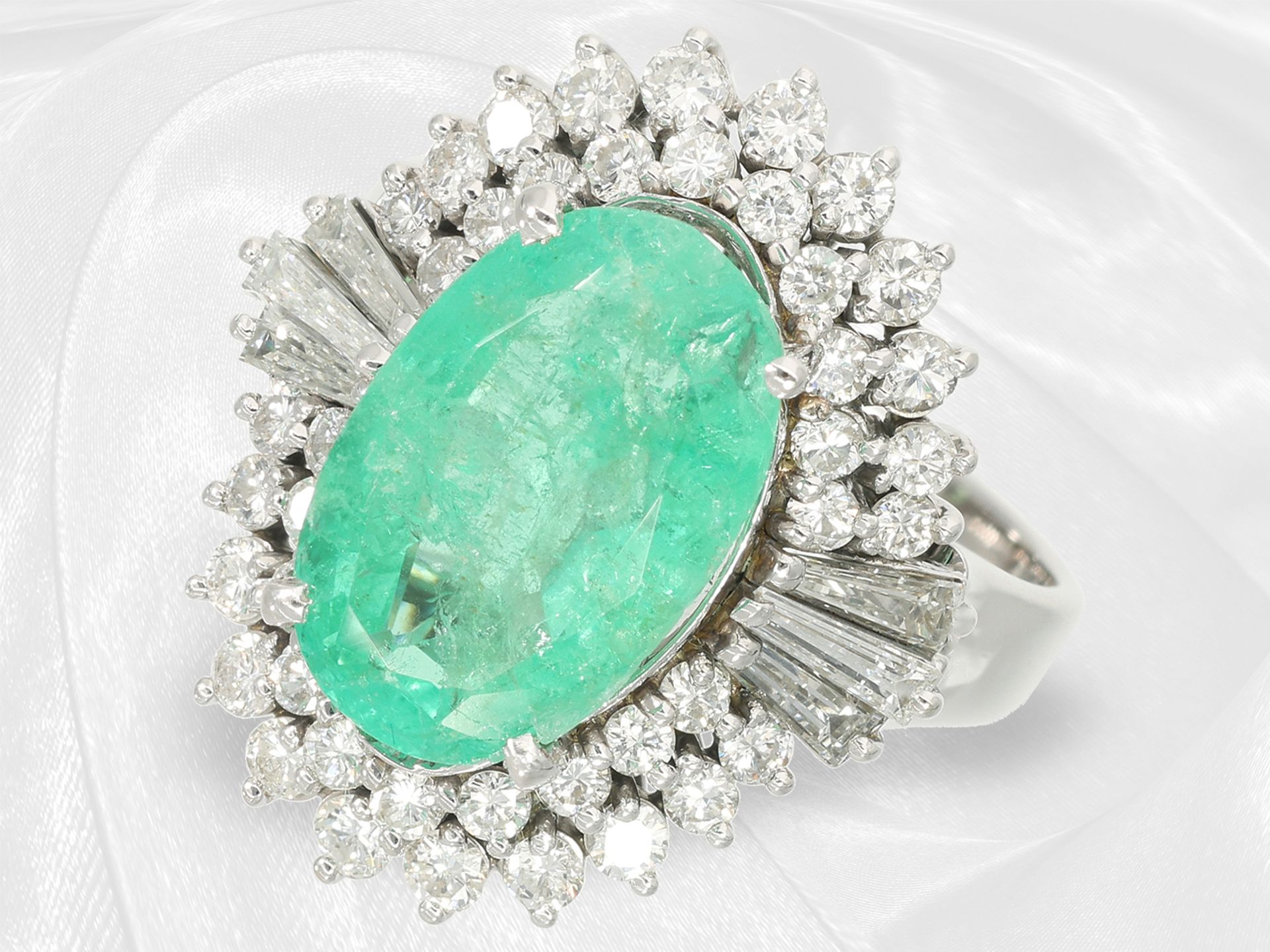 Very decorative and fancy vintage emerald/brilliant-cut blossom ring, approx. 5.63ct, 18K white gold - Image 6 of 6