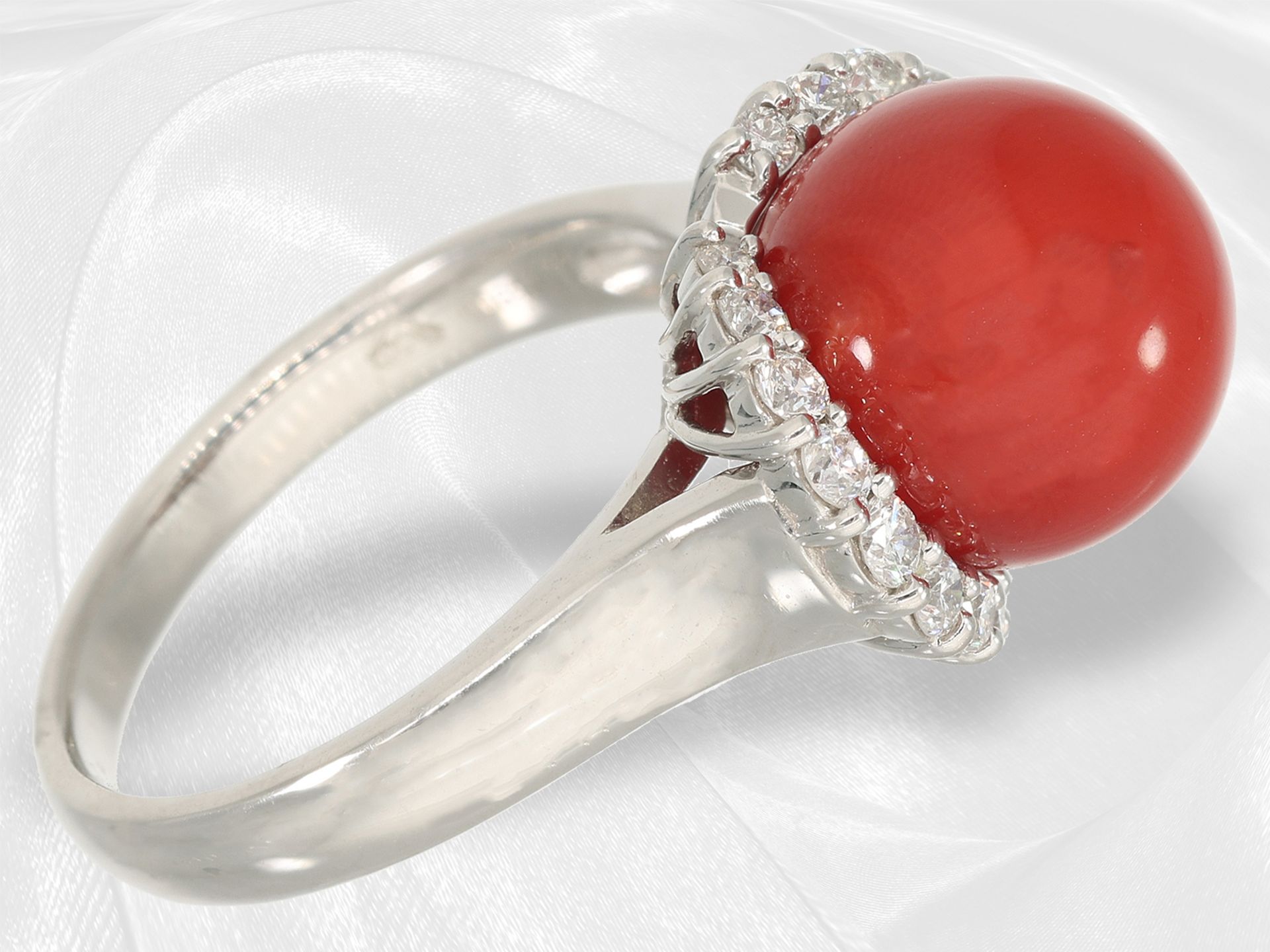 Ring: solid vintage goldsmith platinum ring with coral and brilliant-cut diamonds - Image 5 of 5