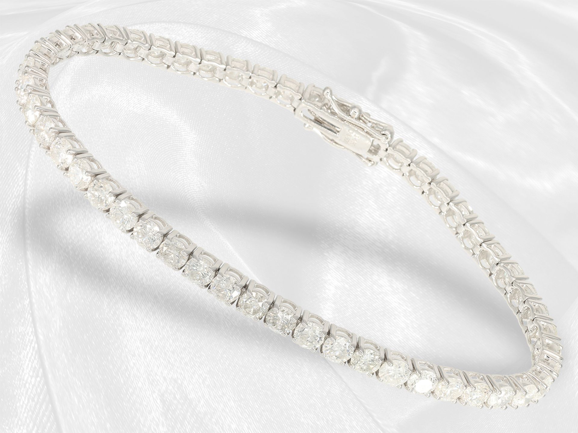 Bracelet: white gold tennis bracelet with 51 x 0.175ct white brilliant-cut diamonds, approx. 9ct - Image 6 of 6