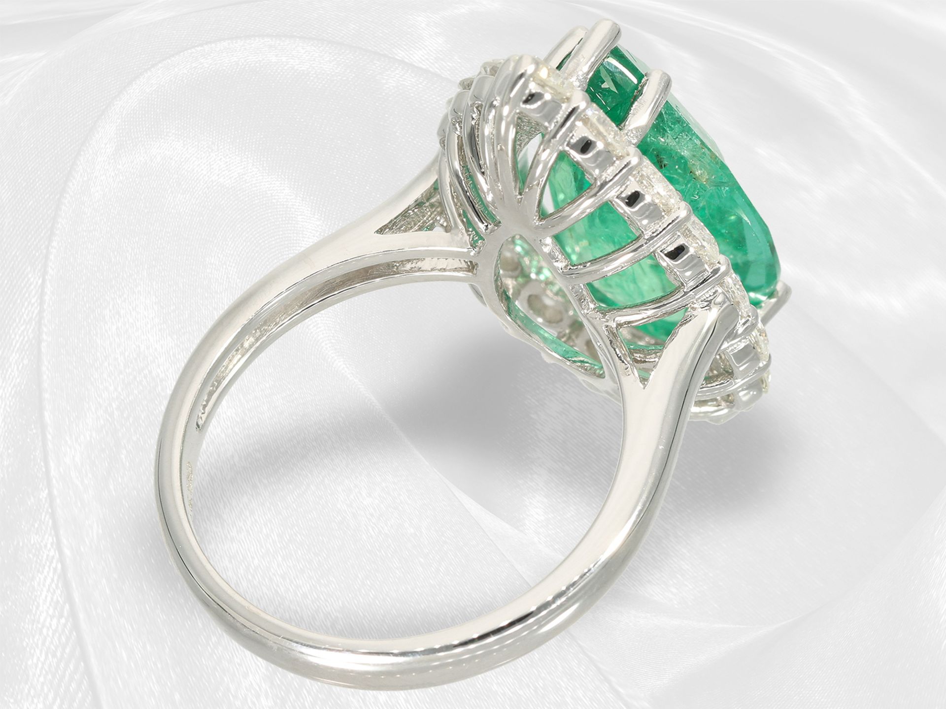 Ring: very decorative 18K white gold emerald/brilliant-cut diamond goldsmith ring, drop emerald of a - Image 5 of 5