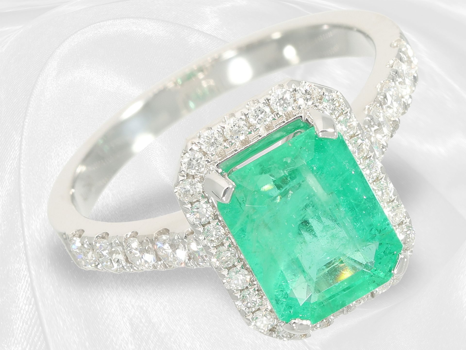 Unworn emerald/brilliant-cut diamond goldsmith ring, bright green emerald of approx. 2.3ct, 18K whit - Image 3 of 5