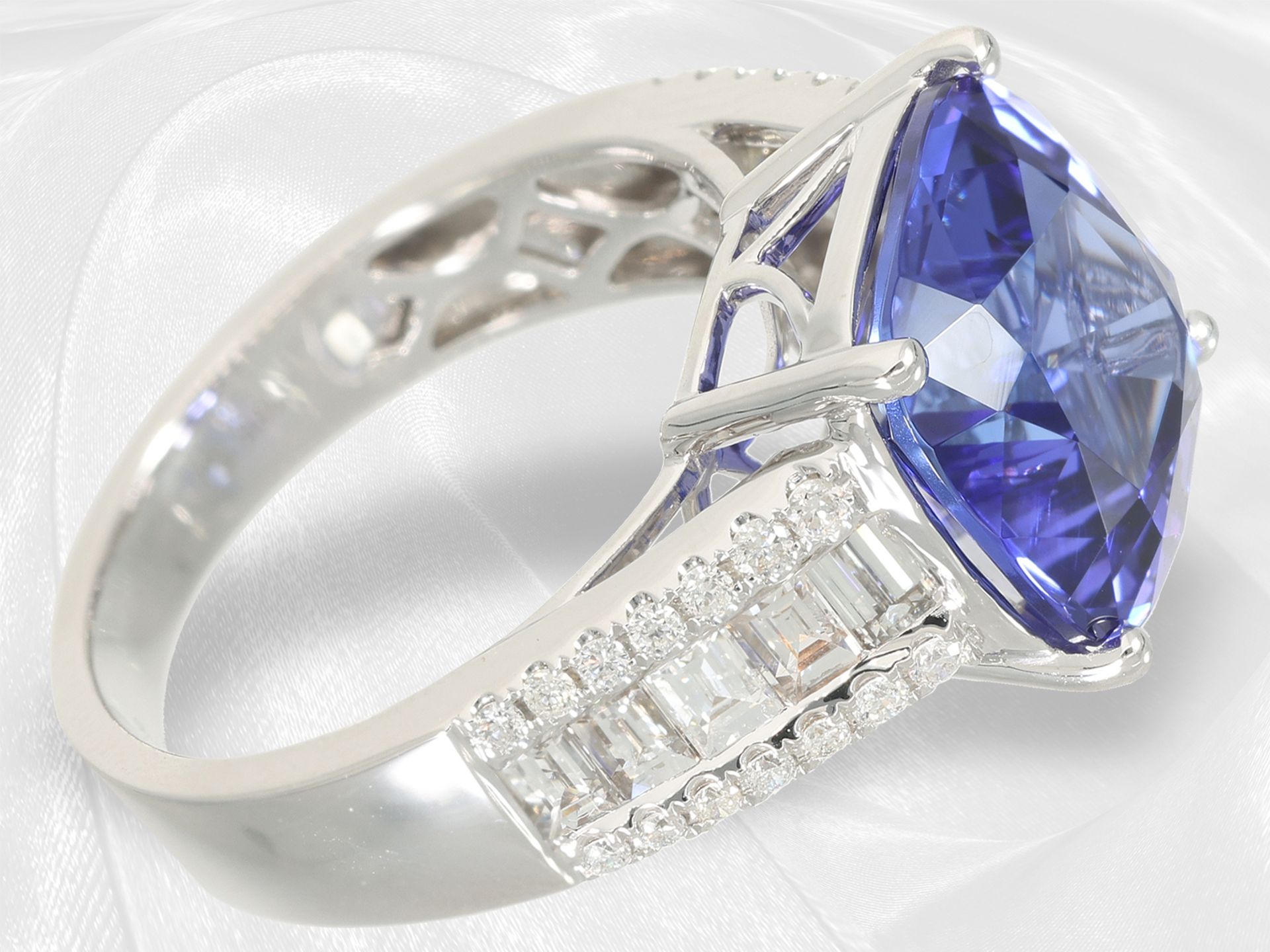 Ring: very high quality diamond/tanzanite ring, like new - Image 4 of 5