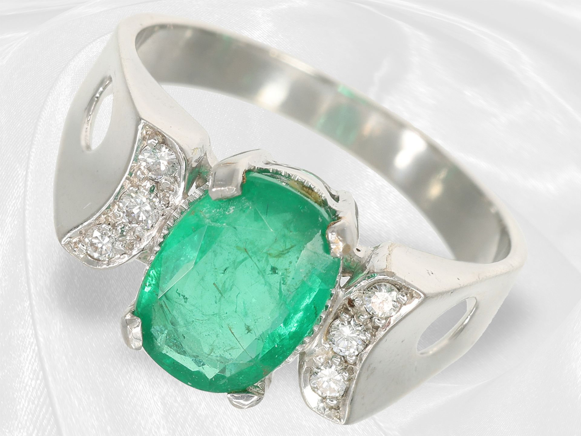 Ring: modern emerald/brilliant-cut diamond goldsmith ring, 18K white gold - Image 5 of 5