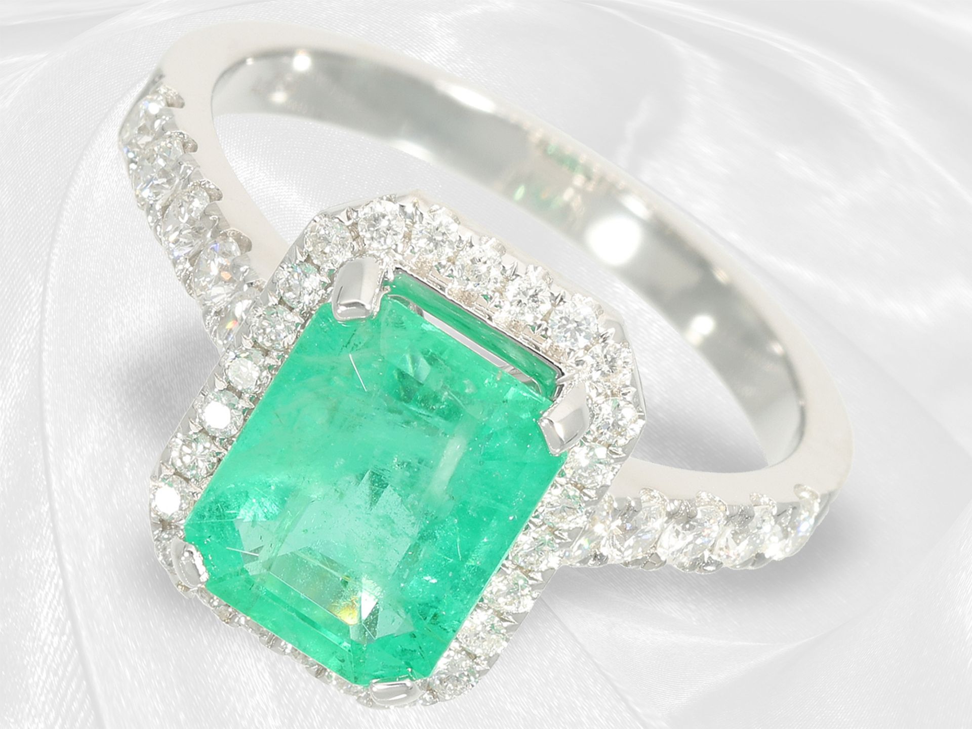 Unworn emerald/brilliant-cut diamond goldsmith ring, bright green emerald of approx. 2.3ct, 18K whit - Image 4 of 5