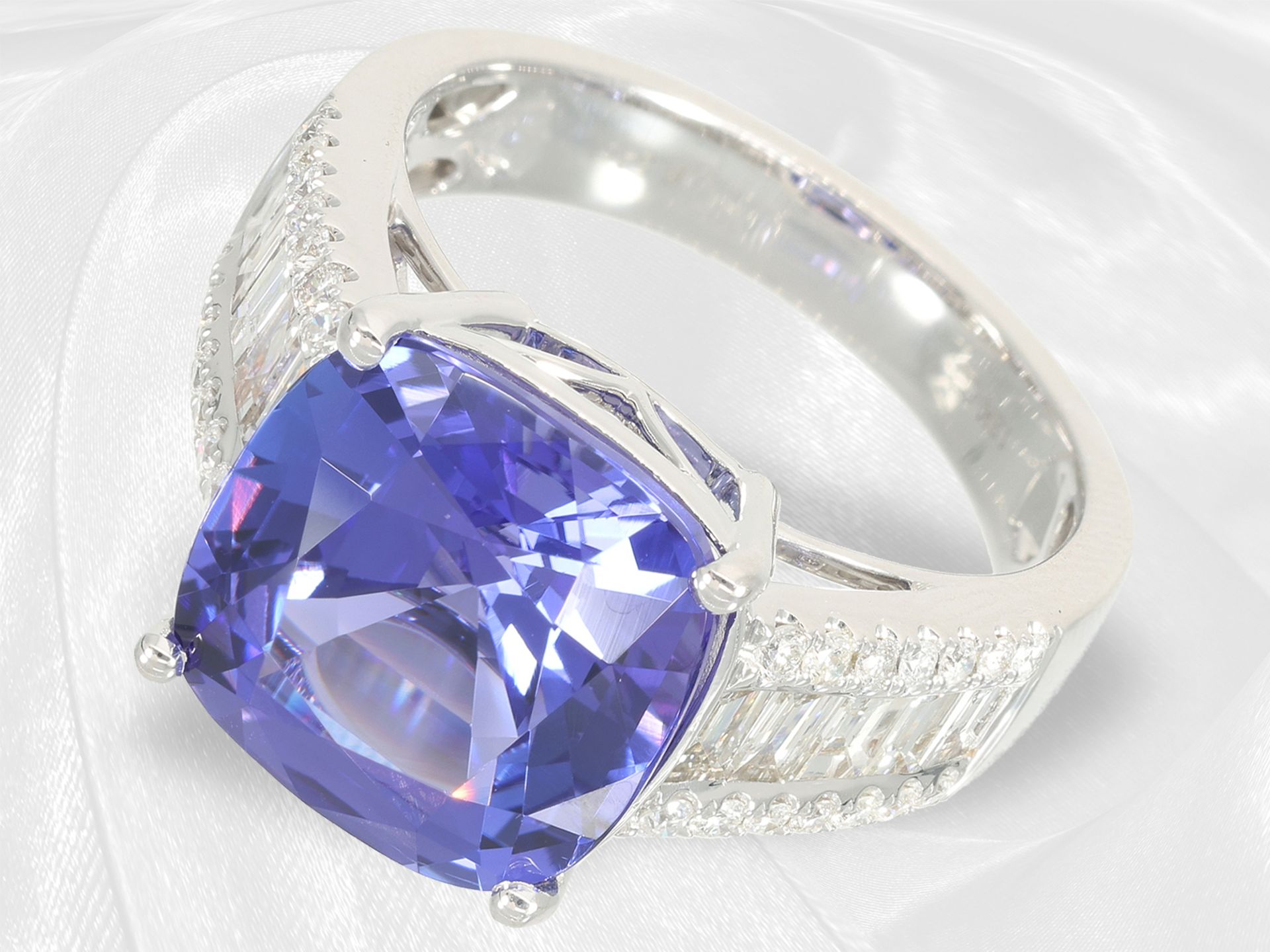 Ring: very high quality diamond/tanzanite ring, like new - Image 5 of 5