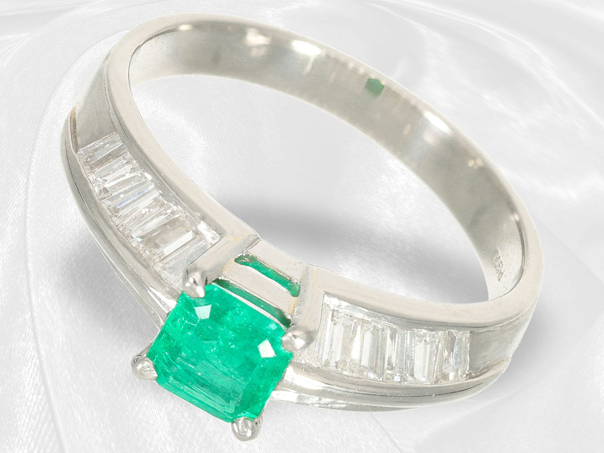 Ring: eleganter, neuwertiger Platinring mit Smaragd und Trapez-Diamanten - Bild 4 aus 5