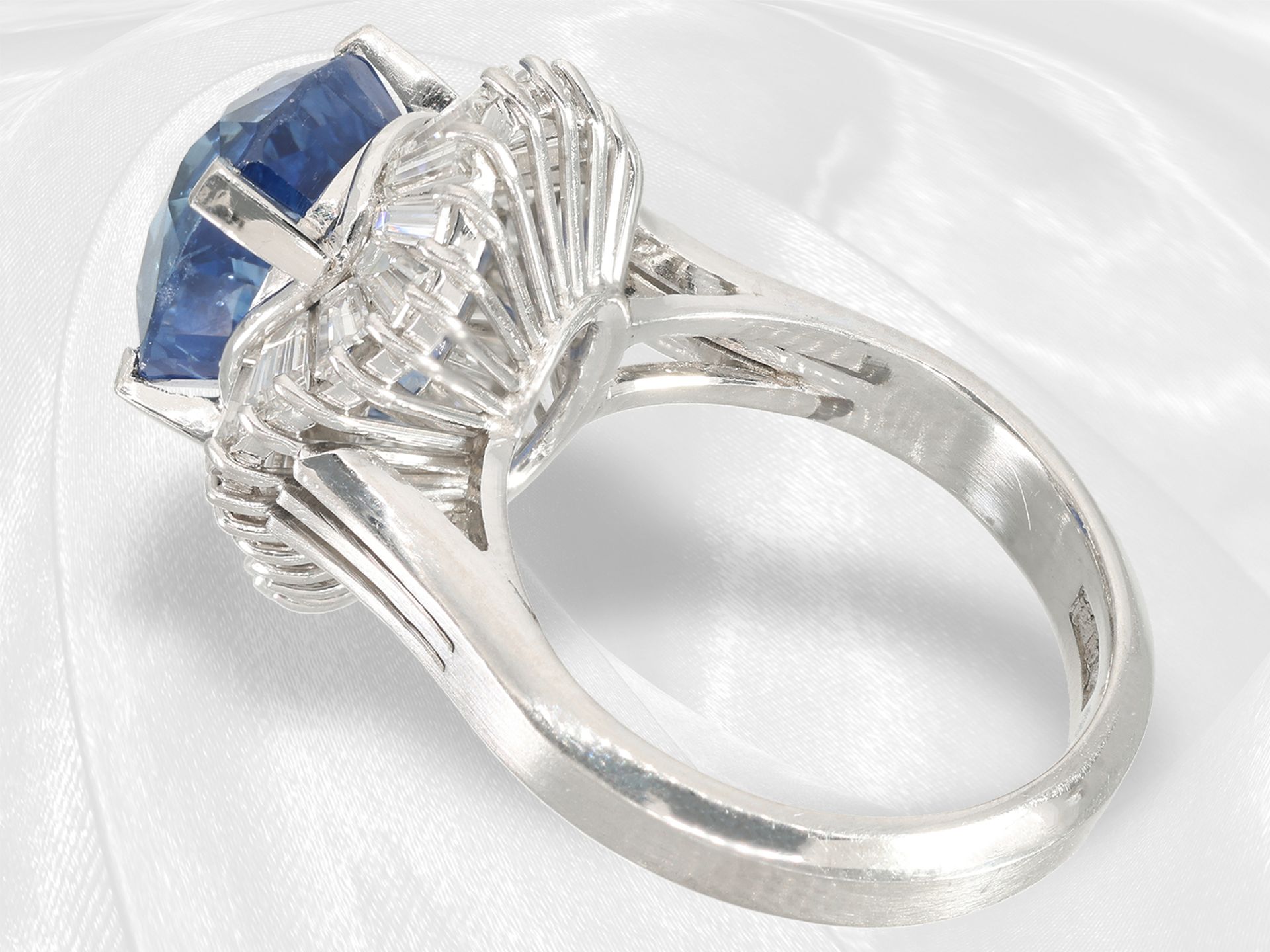 Ring: wertvoller Platin Ballerina-Ring mit zertifiziertem Ceylon-Saphir "Intense" 5,66ct, IGI Report - Bild 7 aus 7