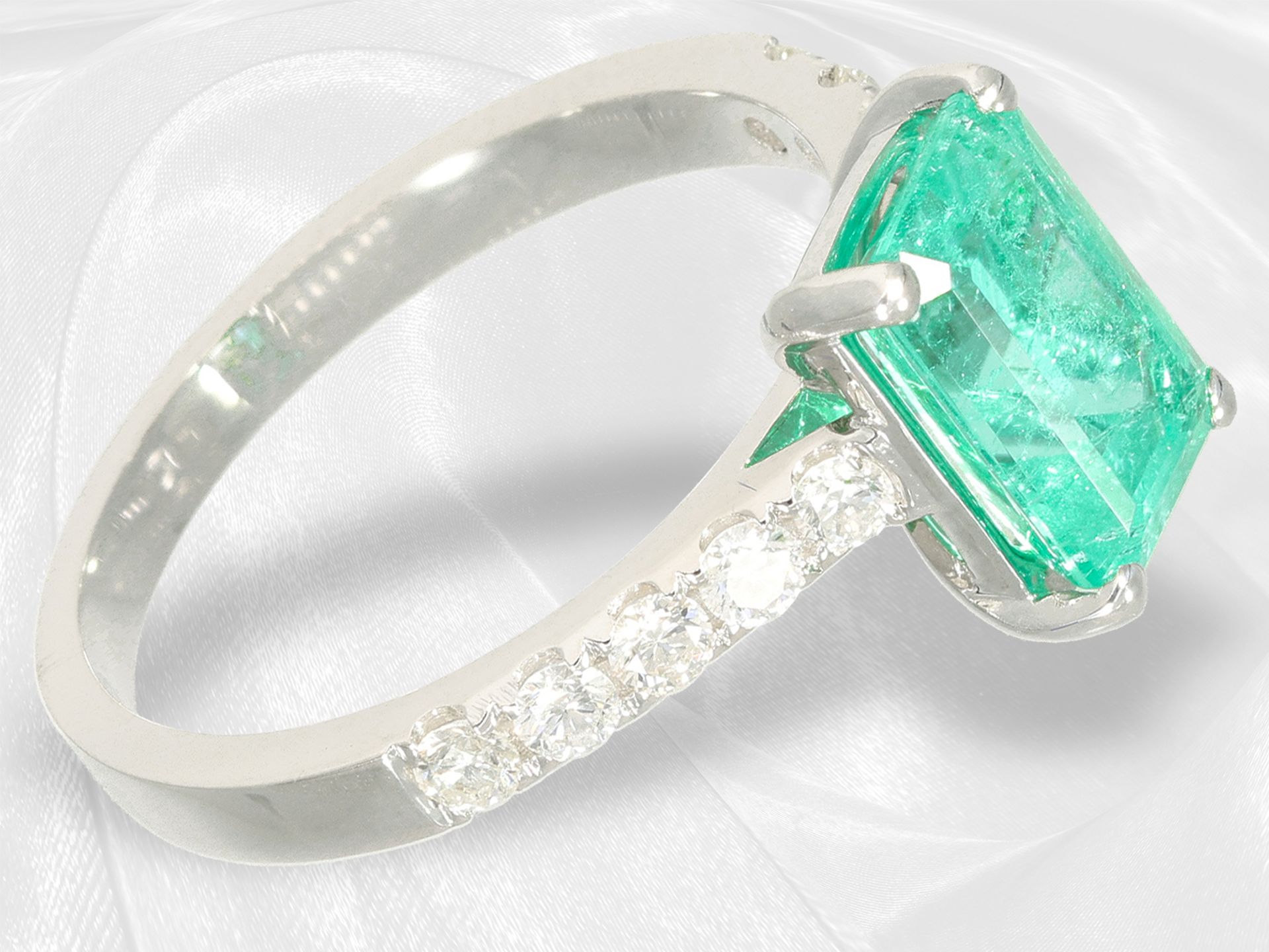 Unworn white gold goldsmith's ring with a bright green emerald and beautiful brilliant-cut diamonds - Image 2 of 5