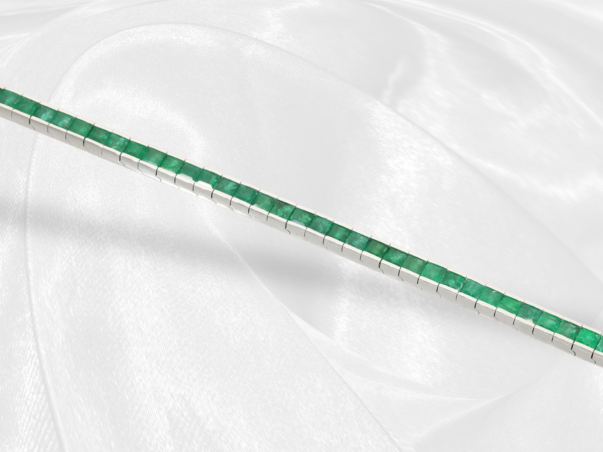 Unworn and modern emerald goldsmith bracelet, approx. 8.7ct, 18K white gold - Image 5 of 5