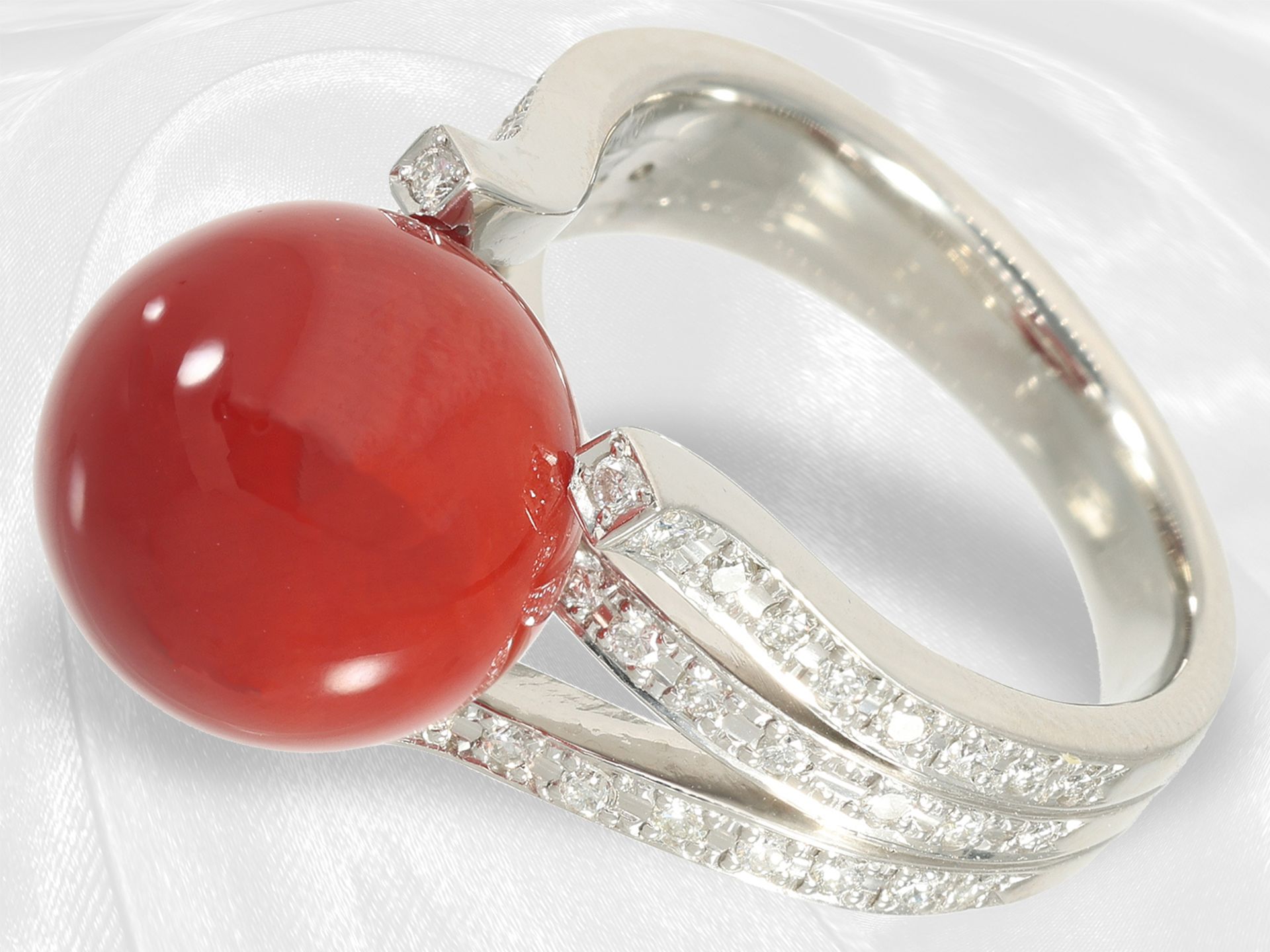 Ring: high quality brilliant-cut diamond ring with coral ball, like new handmade from platinum - Image 4 of 4