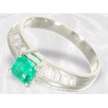 Ring: eleganter, neuwertiger Platinring mit Smaragd und Trapez-Diamanten
