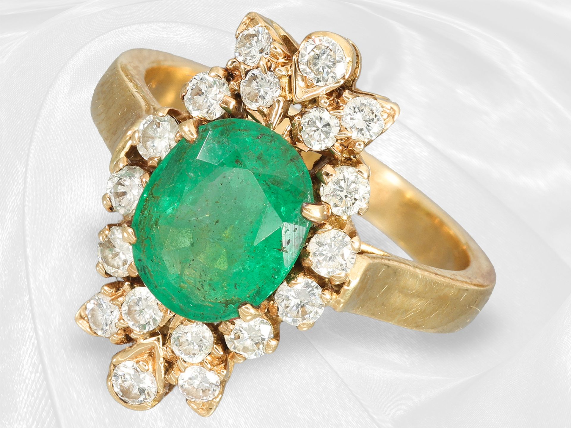 Necklace/ring/earrings: extremely high quality emerald/brilliant-cut diamond set in original case, a - Image 10 of 10