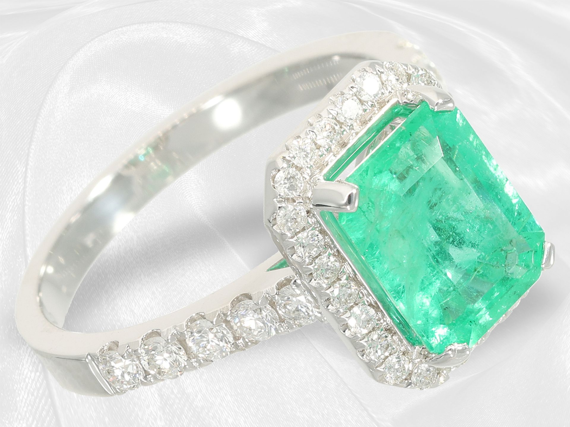 Unworn emerald/brilliant-cut diamond goldsmith ring, bright green emerald of approx. 2.3ct, 18K whit - Image 5 of 5