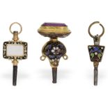 Uhrenschlüssel: 3 sehr seltene emaillierte Spindeluhrenschlüssel, ca. 1800