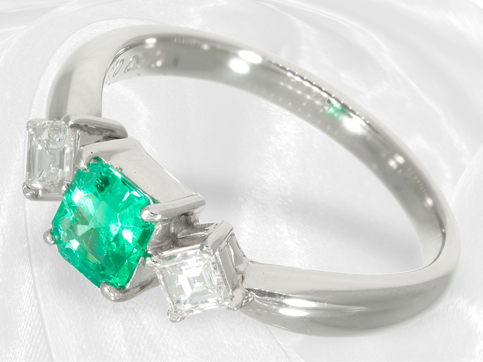 Ring: like new platinum ring with emerald and diamonds in top quality - Image 4 of 5