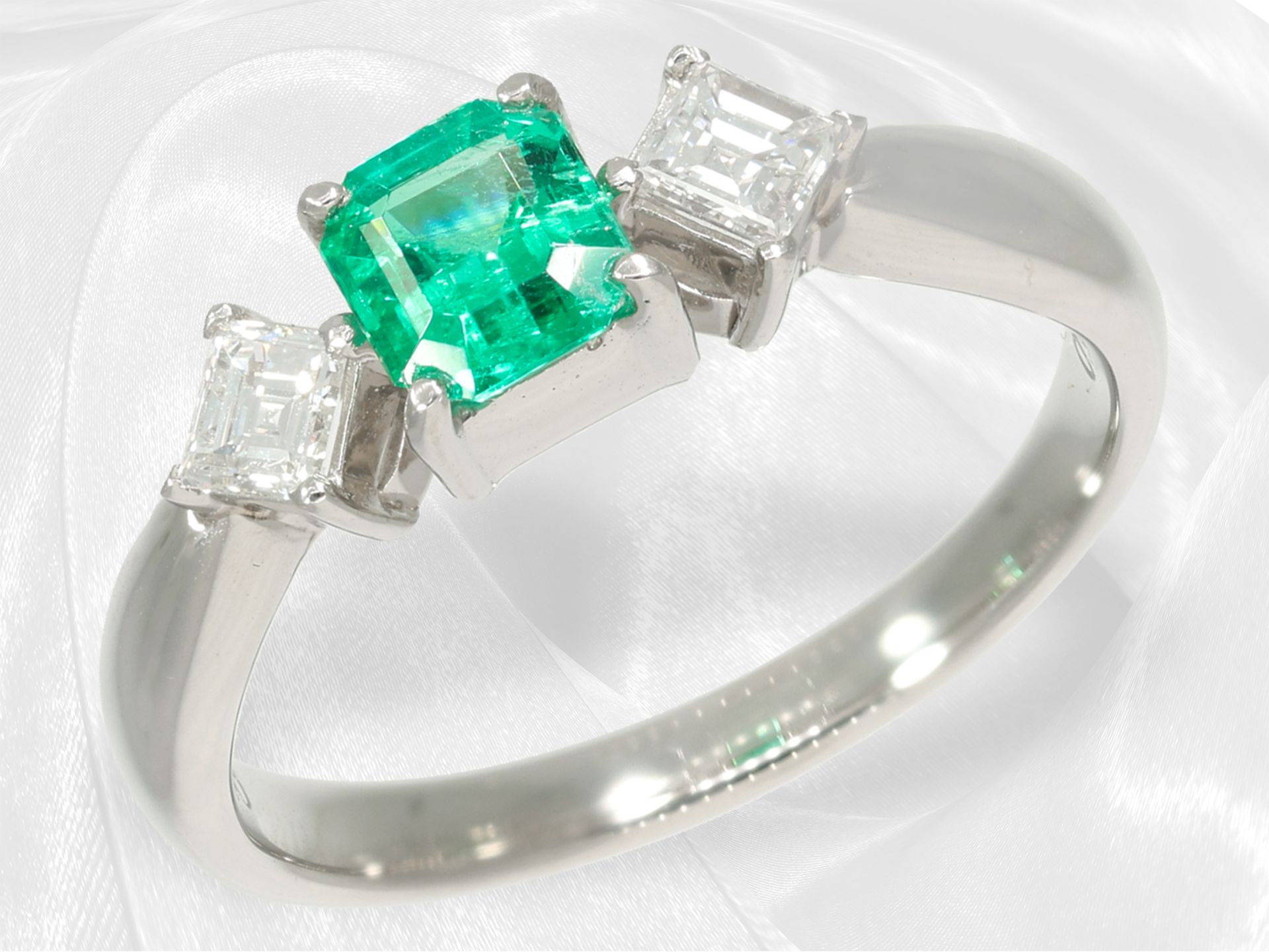 Ring: like new platinum ring with emerald and diamonds in top quality