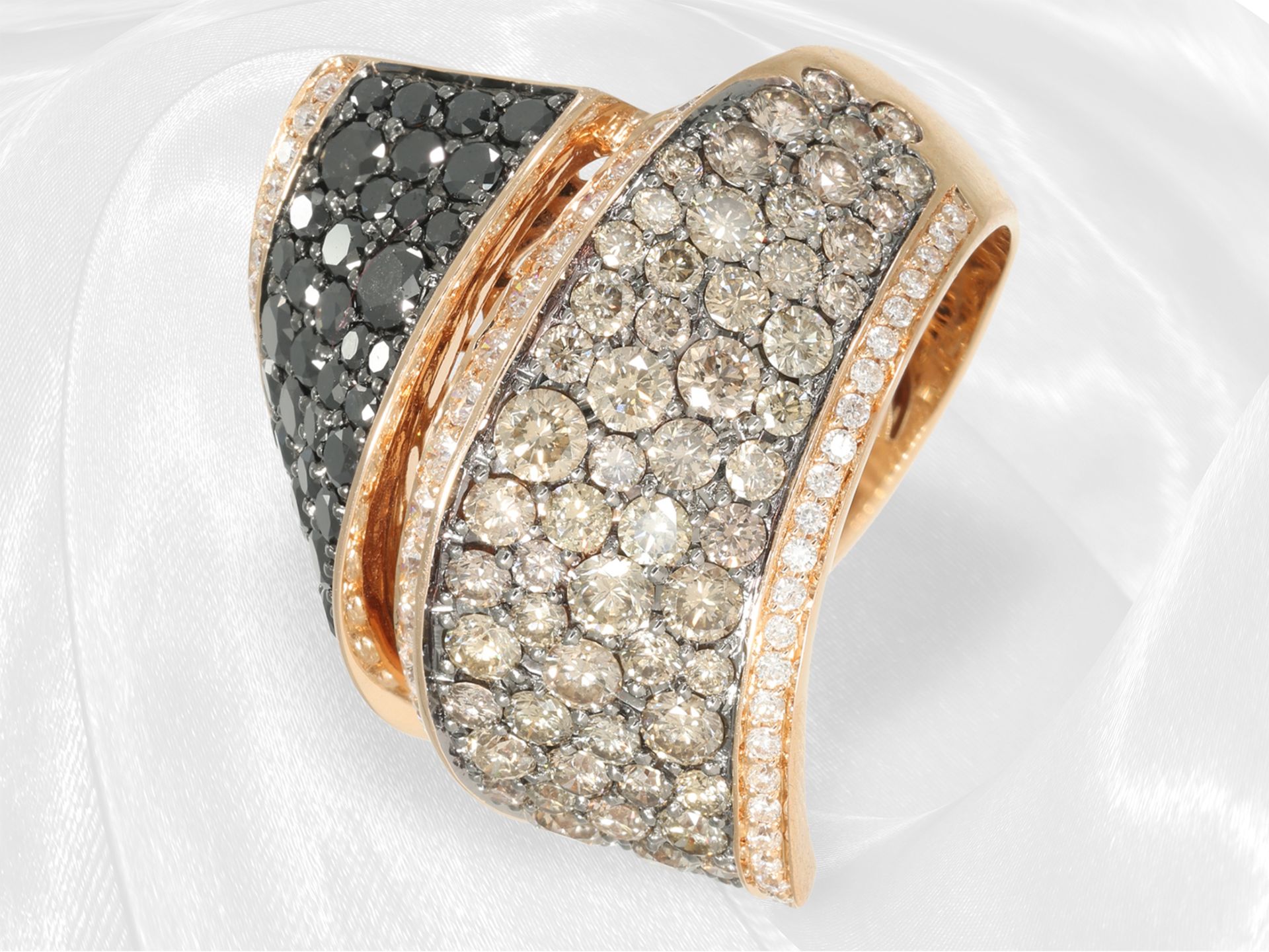 Modern, unusual cocktail ring with black, brown and white brilliant-cut diamonds, approx. 5,28ct
